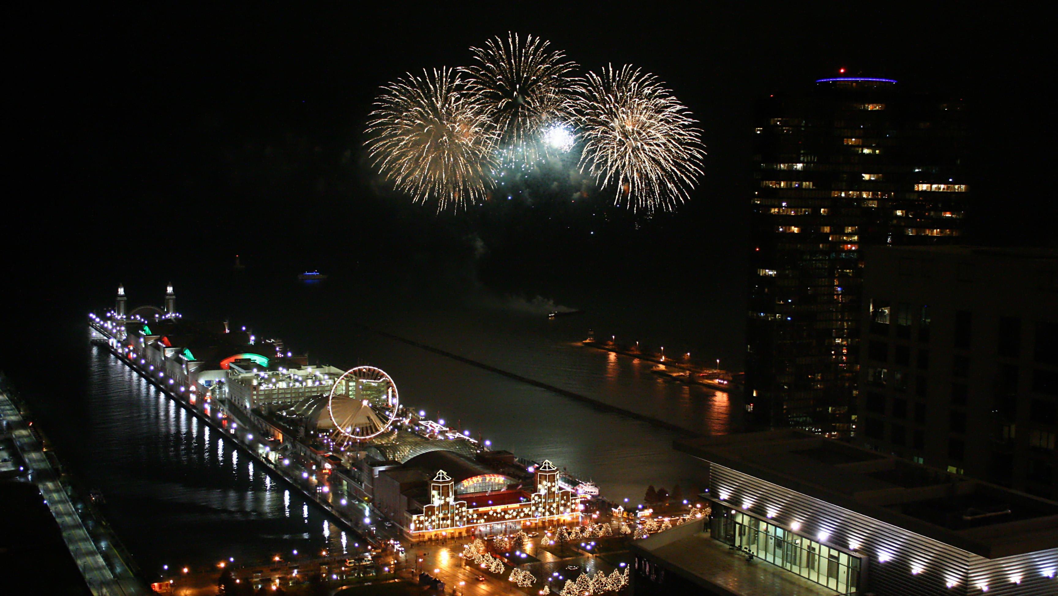 Fireworks at Navy Pier light up the night. (Marit & Toomas Hinnosaar / Flickr)