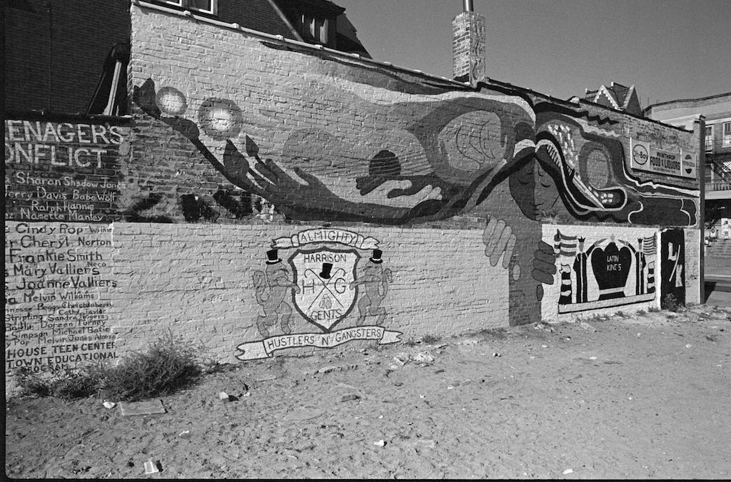 Gang murals in an empty Chicago lot. (© 2017 Bob Rehak)