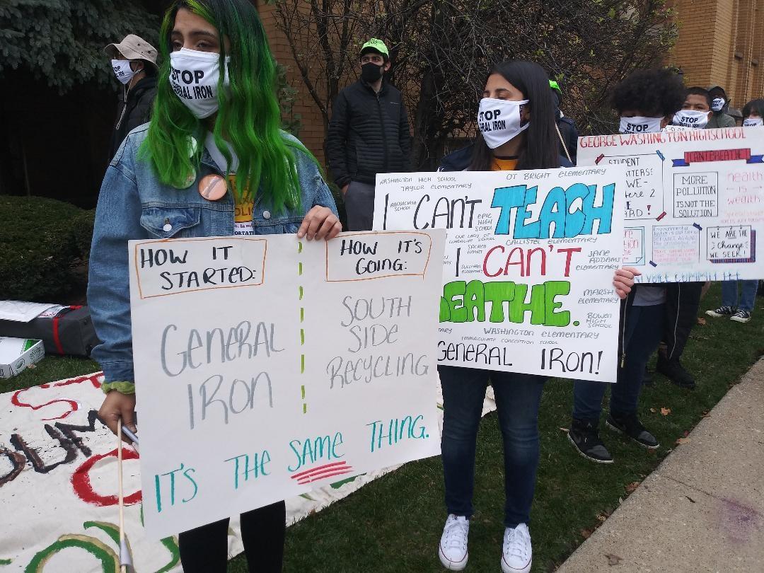 Protesters gather near the Logan Square home of Mayor Lori Lightfoot to voice their opposition to General Iron’s plans to move to the Southeast Side on Saturday, Nov. 14, 2020. (Annemarie Mannion / WTTW News)