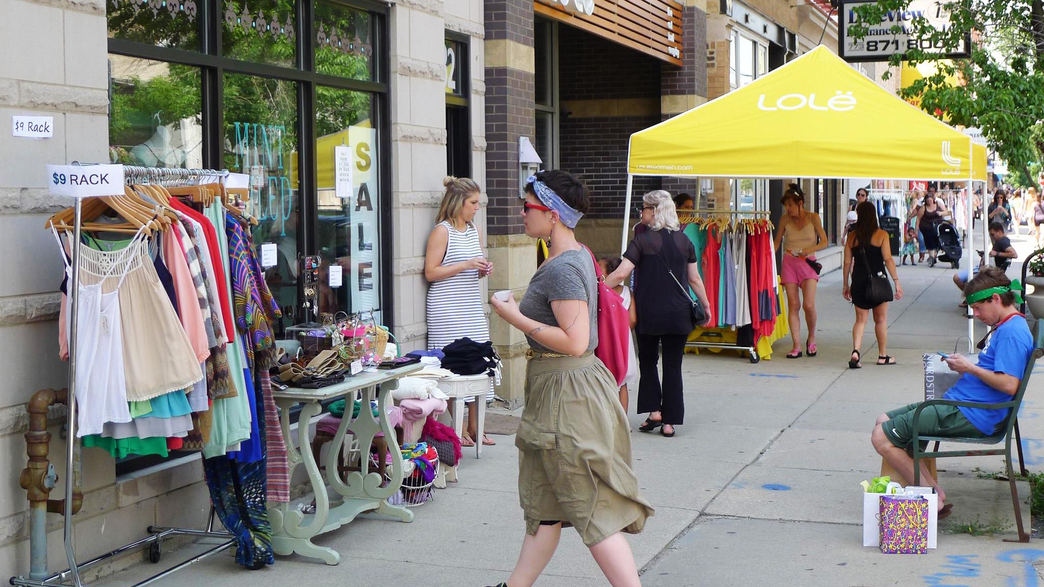 Shop alfresco along Southport. (Lakeview Chamber of Commerce / Facebook)