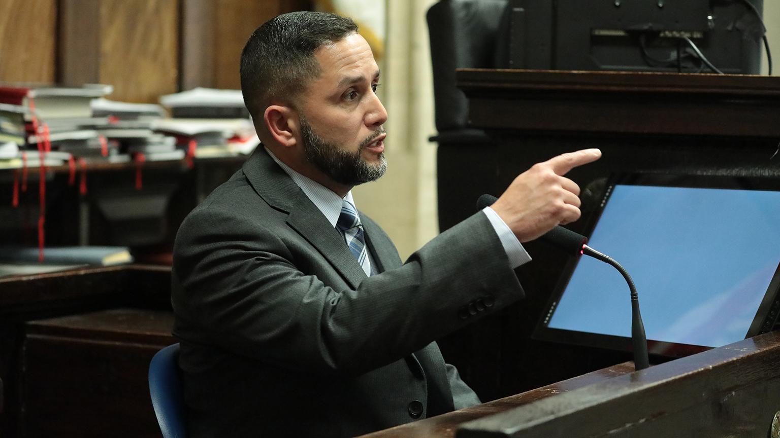 Witness Jose Torres testifies on Thursday, Sept. 20, 2018. Torres said he had an unobstructed view of Van Dyke shooting Laquan McDonald. (Antonio Perez / Chicago Tribune / Pool)