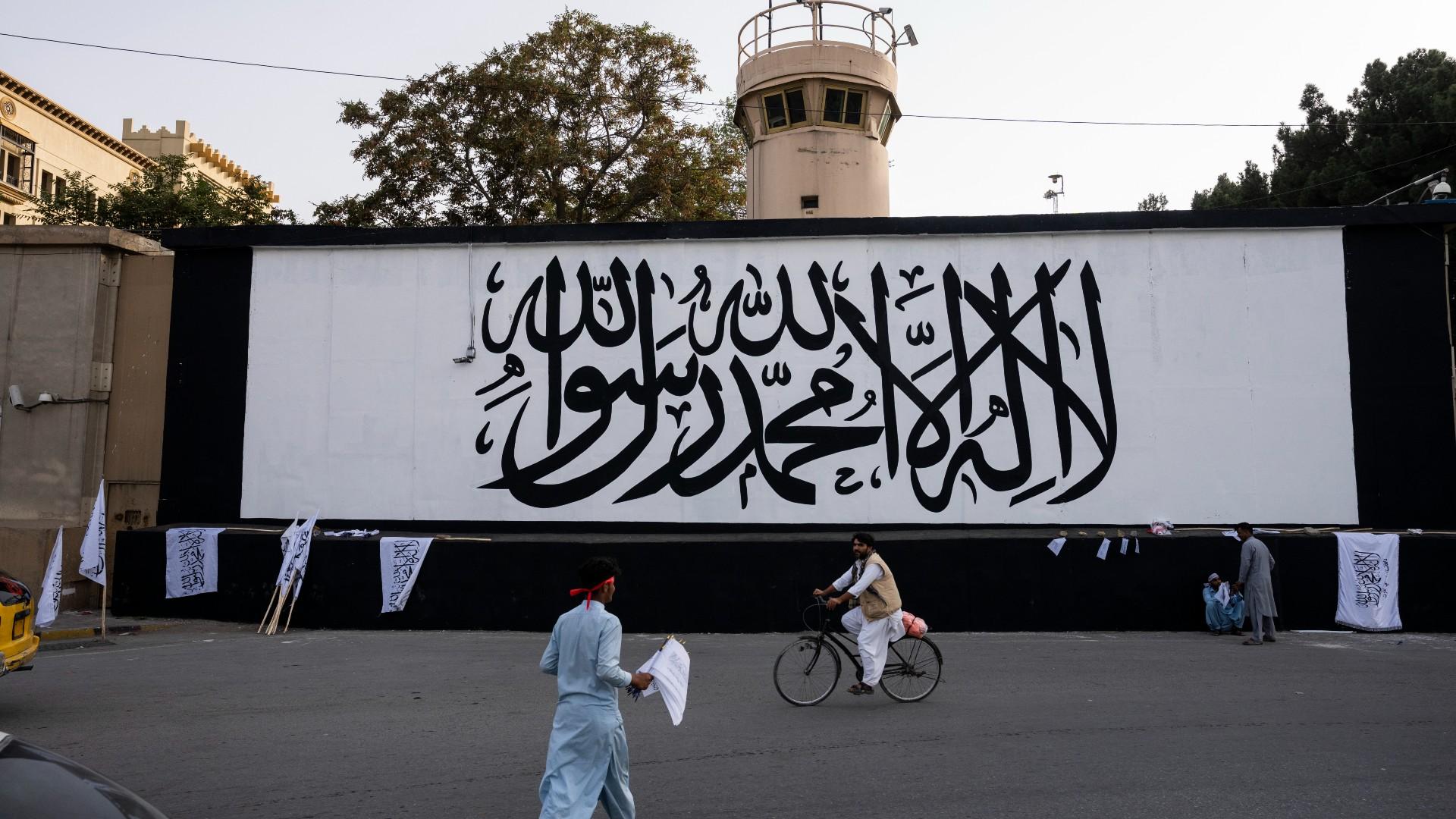 The iconic Taliban flag is painted on a wall outside the American embassy compound in Kabul, Afghanistan, Saturday, Sept. 11, 2021. (AP Photo / Bernat Armangue)