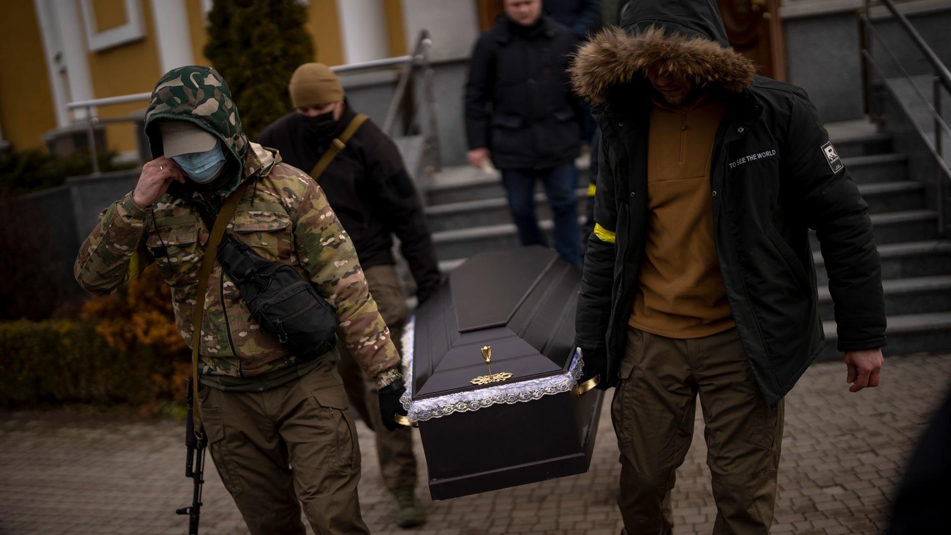 Militia men carry the coffin with the body of Volodymyr Nezhenets, 54, during his funeral in the city of Kyiv, Ukraine, Friday, March 4, 2022. A small group of reservists are burying their comrade, Nezhenets, who was one of three killed on Feb. 26 in an ambush Ukrainian authorities say was caused by Russian ‘saboteurs.’ (AP Photo / Emilio Morenatti)Militia men carry the coffin with the body of Volodymyr Nezhenets, 54, during his funeral in the city of Kyiv, Ukraine, Friday, March 4, 2022. A small group of r
