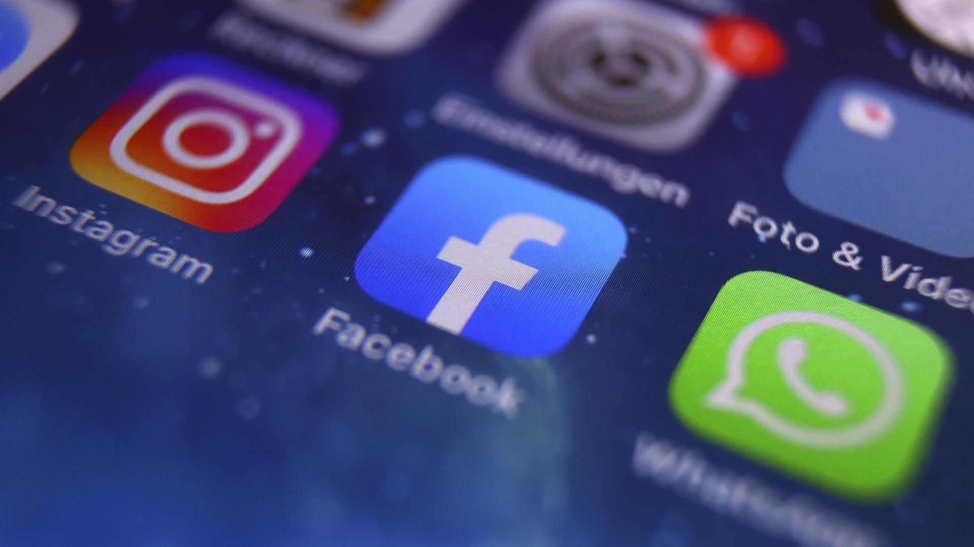 Les icônes d'Instagram, Facebook et WhatsApp peuvent être vues sur l'écran d'un smartphone à Kempten, en Allemagne, le lundi 4 octobre 2021. (Karl-Josef Hildenbrand/dpa via AP)