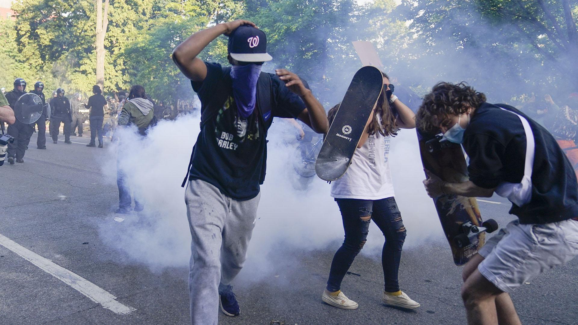 Demonstrators, who had gathered to protest the death of George Floyd, begin to run from tear gas used by police to clear the street near the White House in Washington, Monday, June 1, 2020. (AP Photo / Evan Vucci)