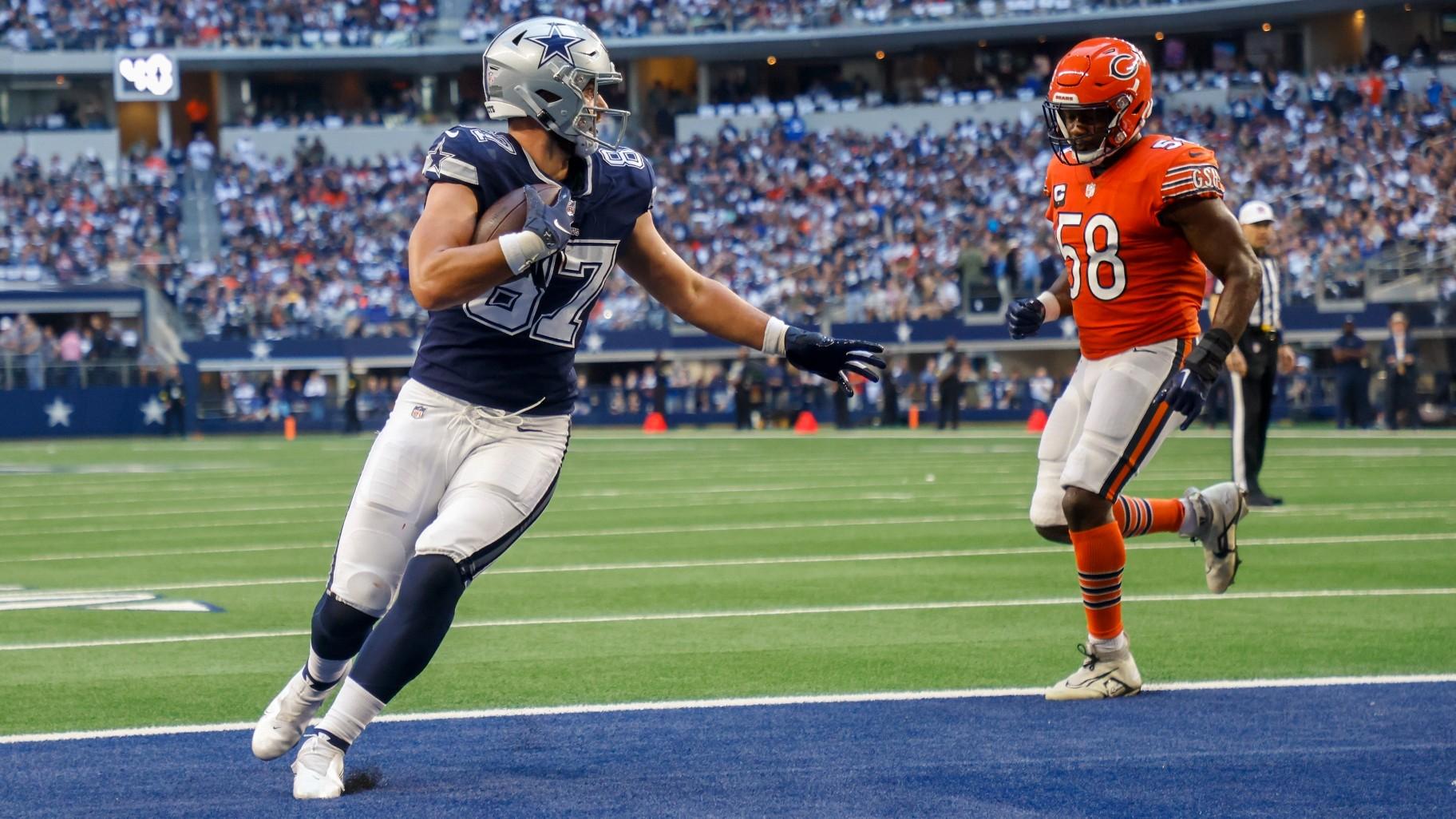 Dallas Cowboys’ Jake Ferguson catches a touchdown pass in front of Chicago Bears’ Roquan Smith during the first half of an NFL football game Sunday, Oct. 30, 2022, in Arlington, Texas. (AP Photo / Michael Ainsworth)