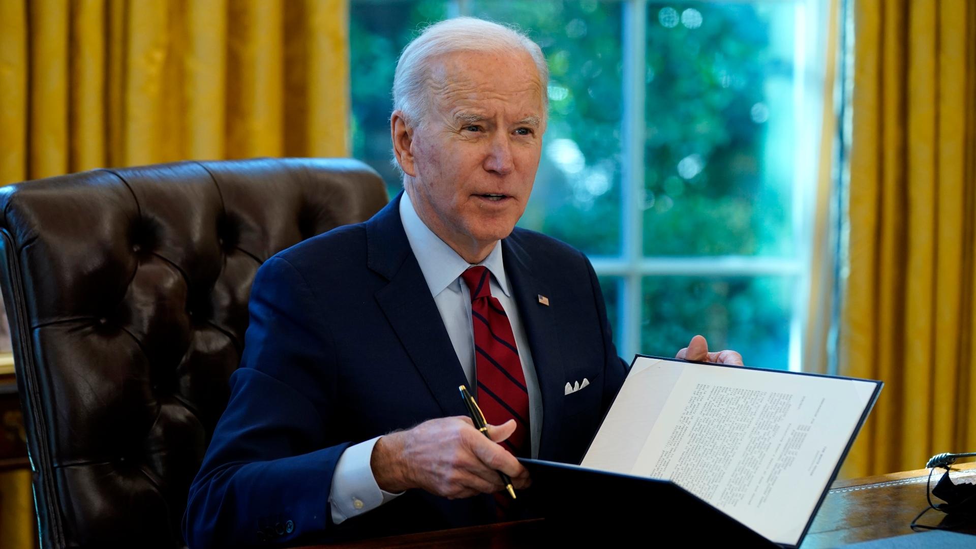 President Joe Biden signs a series of executive orders on health care, in the Oval Office of the White House, Thursday, Jan. 28, 2021, in Washington. (AP Photo / Evan Vucci)