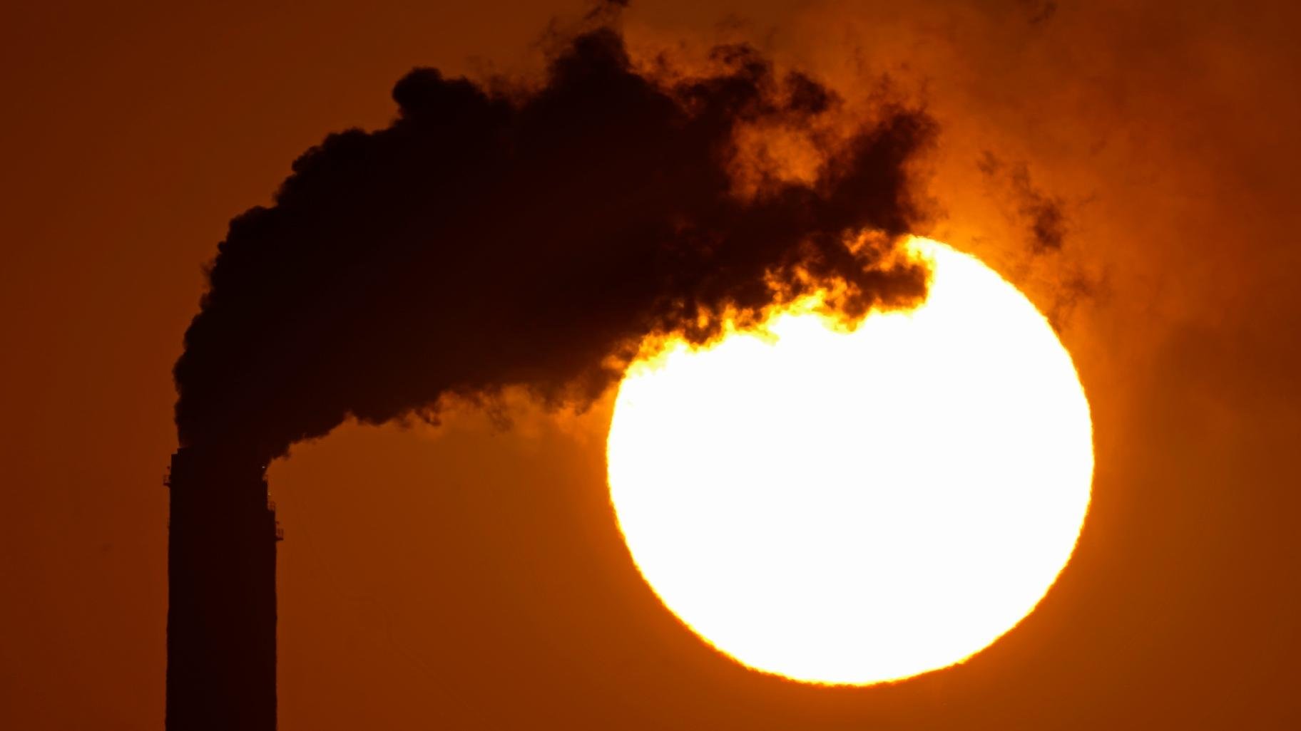 Emissions rise from the smokestacks at the Jeffrey Energy Center coal power plant as the suns sets Sept. 18, 2021, near Emmett, Kan. (AP Photo / Charlie Riedel, File)