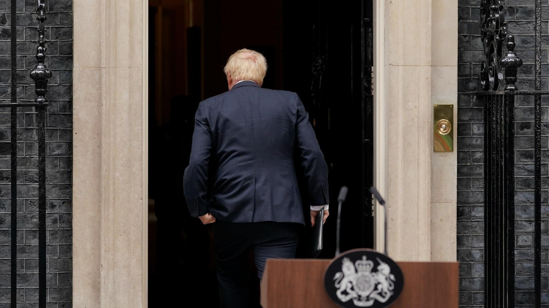 Prime Minister Boris Johnson enters 10 Downing Street, after reading a statement in London, Thursday, July 7, 2022. (AP Photo / Alberto Pezzali)