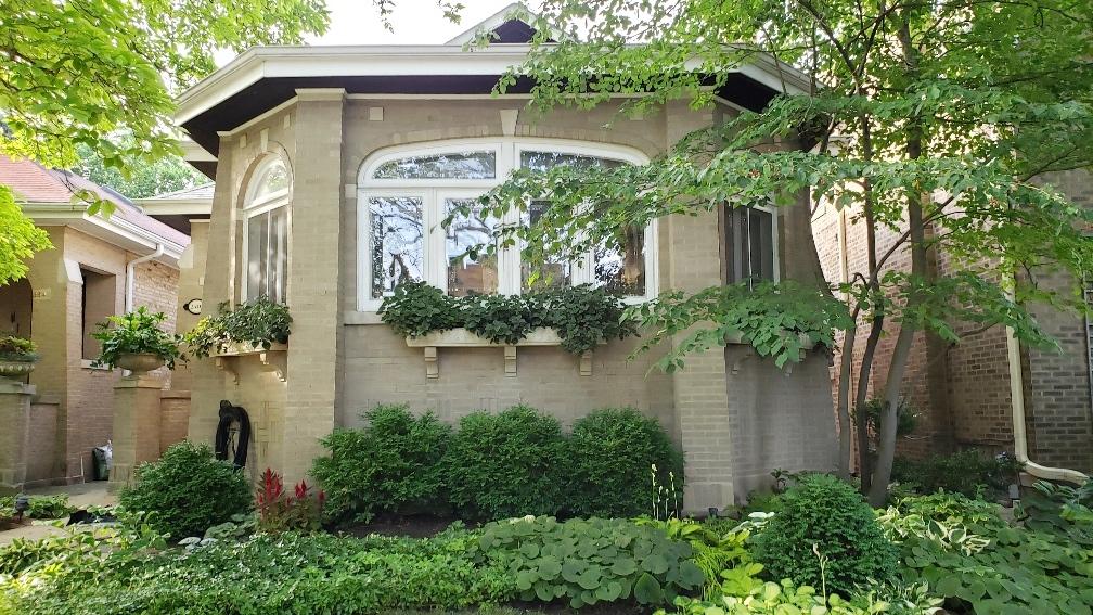 2019 front garden runner-up. (Chicago Bungalow Association)