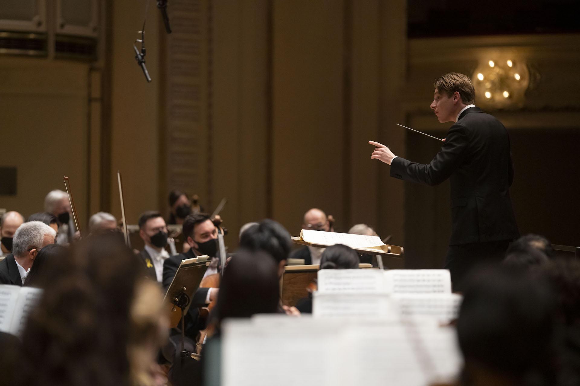 Conductor Klaus Makela performs with the Chicago Symphony Orchestra at Orchestra Hall on April 14, 2022. (Credit: Todd Rosenberg photography)