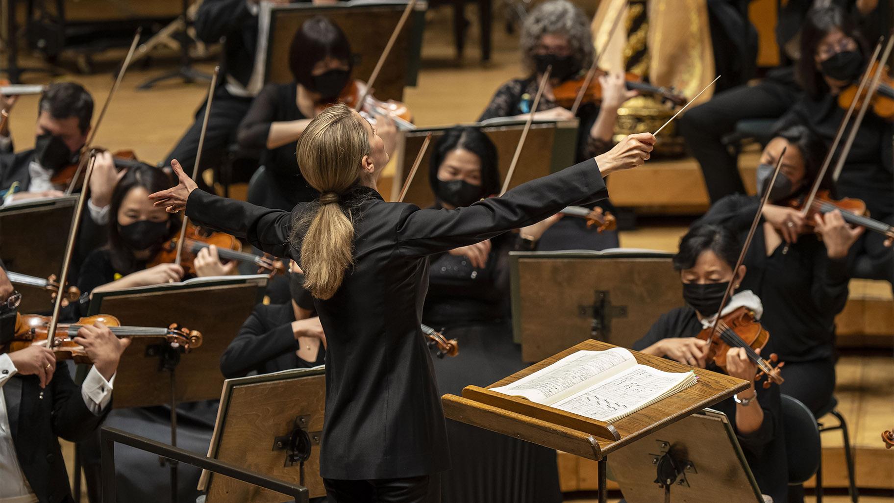 Conductor Karina Canellakis in her CSO debut led a program featuring music by Augusta Read Thomas, Robert Schumann and Richard Strauss (Credit: Todd Rosenberg Photography)