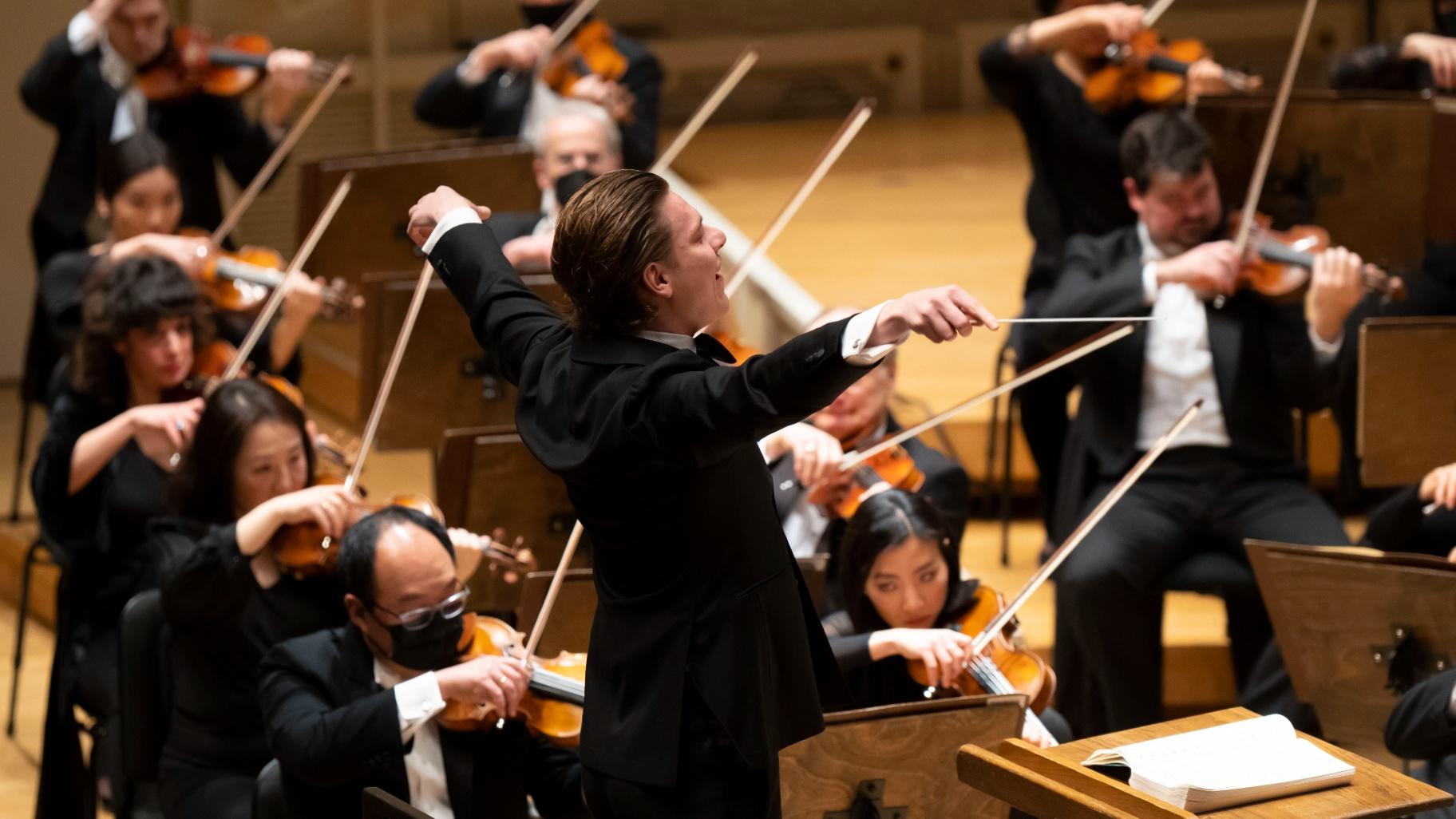 Conductor Klaus Mäkelä leads the Chicago Symphony Orchestra in a performance of Mahler’s “Symphony No. 5.” (Todd Rosenberg)