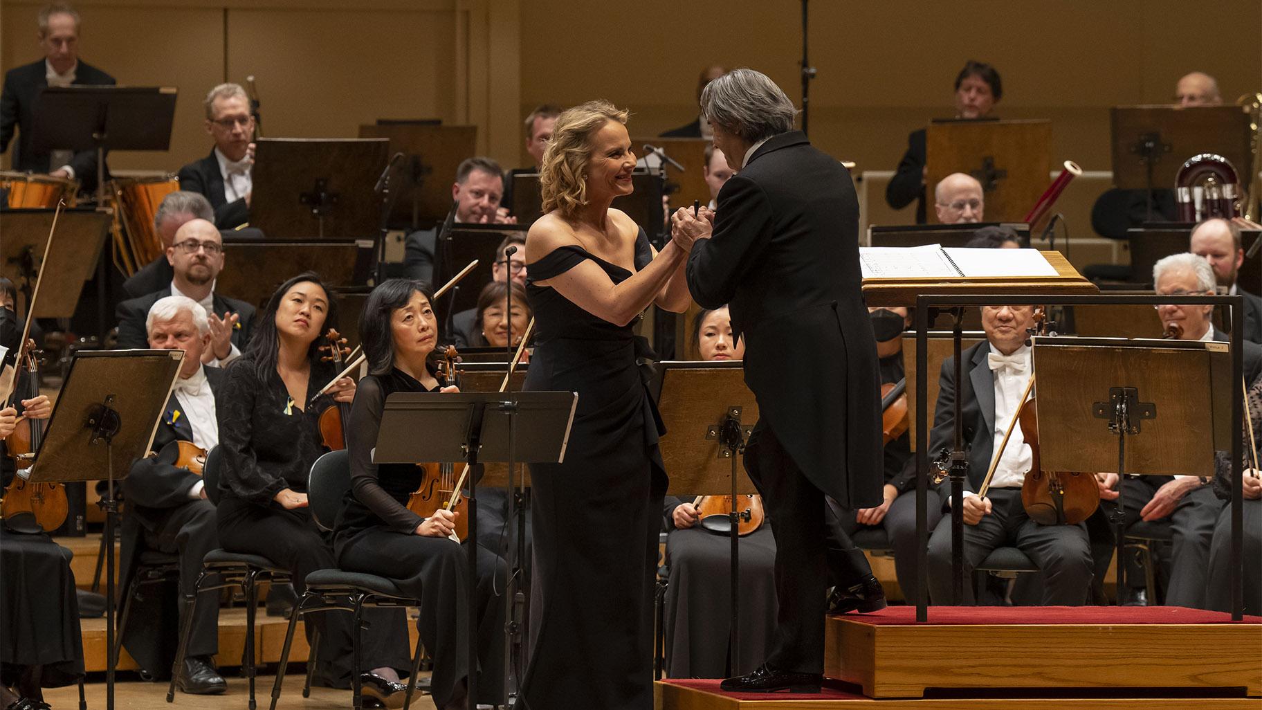 Zell Music Director Riccardo Muti acknowledges soloist Elīna Garanča following a performance of Mahler’s Rückert Lieder with the Chicago Symphony Orchestra. (Credit: Todd Rosenberg Photography)