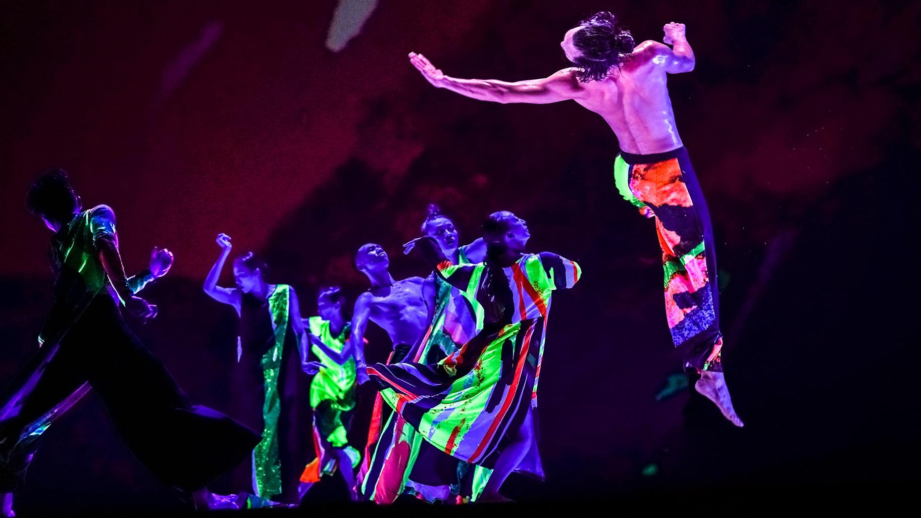 Cloud Gate Dance Theatre of Taiwan performs “13 Tongues.” (Credit: Liu Chen-hsiang)