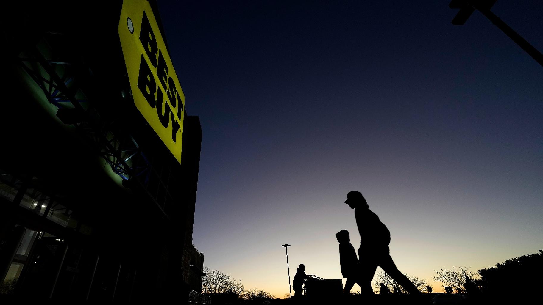 Shoppers are silhouetted against the sky as they arrives for a sale at a Best Buy store Friday, Nov. 25, 2022, in Overland Park, Kan. (AP Photo / Charlie Riedel, File)
