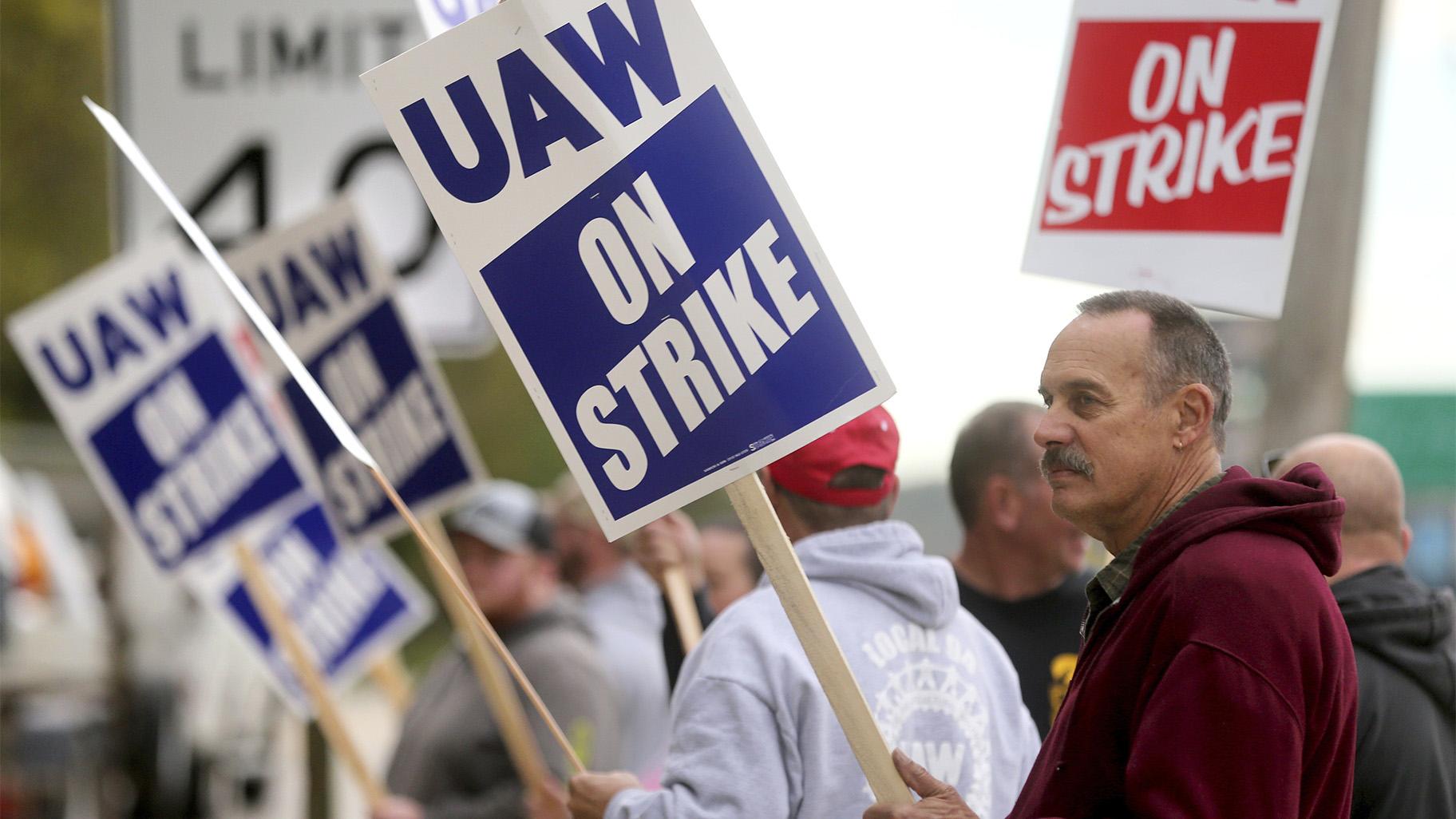 John Deere Dubuque Works union employee Steve Thor pickets outside UAW Local 94 in Dubuque, Iowa, on Thursday, Oct. 14, 2021. (Jessica Reilly / Telegraph Herald via AP)
