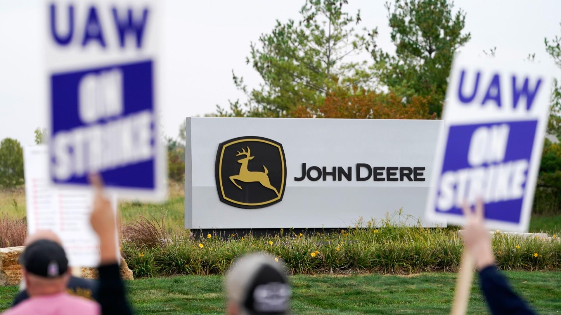 Members of the United Auto Workers strike outside of a John Deere plant, Wednesday, Oct. 20, 2021, in Ankeny, Iowa. (AP Photo / Charlie Neibergall, File)