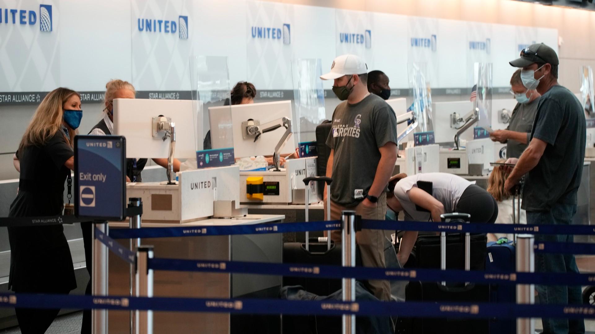 Travelers well up as agents confer at the United Airlines ticketing counter in Denver International Airport Friday, July 2, 2021, in Denver. (AP Photo / David Zalubowski, File)