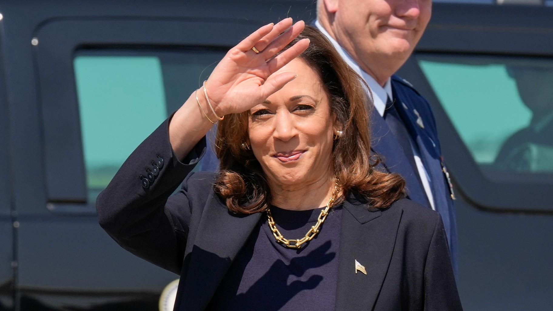 Democratic presidential nominee Vice President Kamala Harris waving to media members as she arrives at Pittsburgh International Airport, in Coraopolis, Pa., Thursday, Sept. 5, 2024, where she is expected to prepare for the first presidential debate. (AP Photo / Jacquelyn Martin)