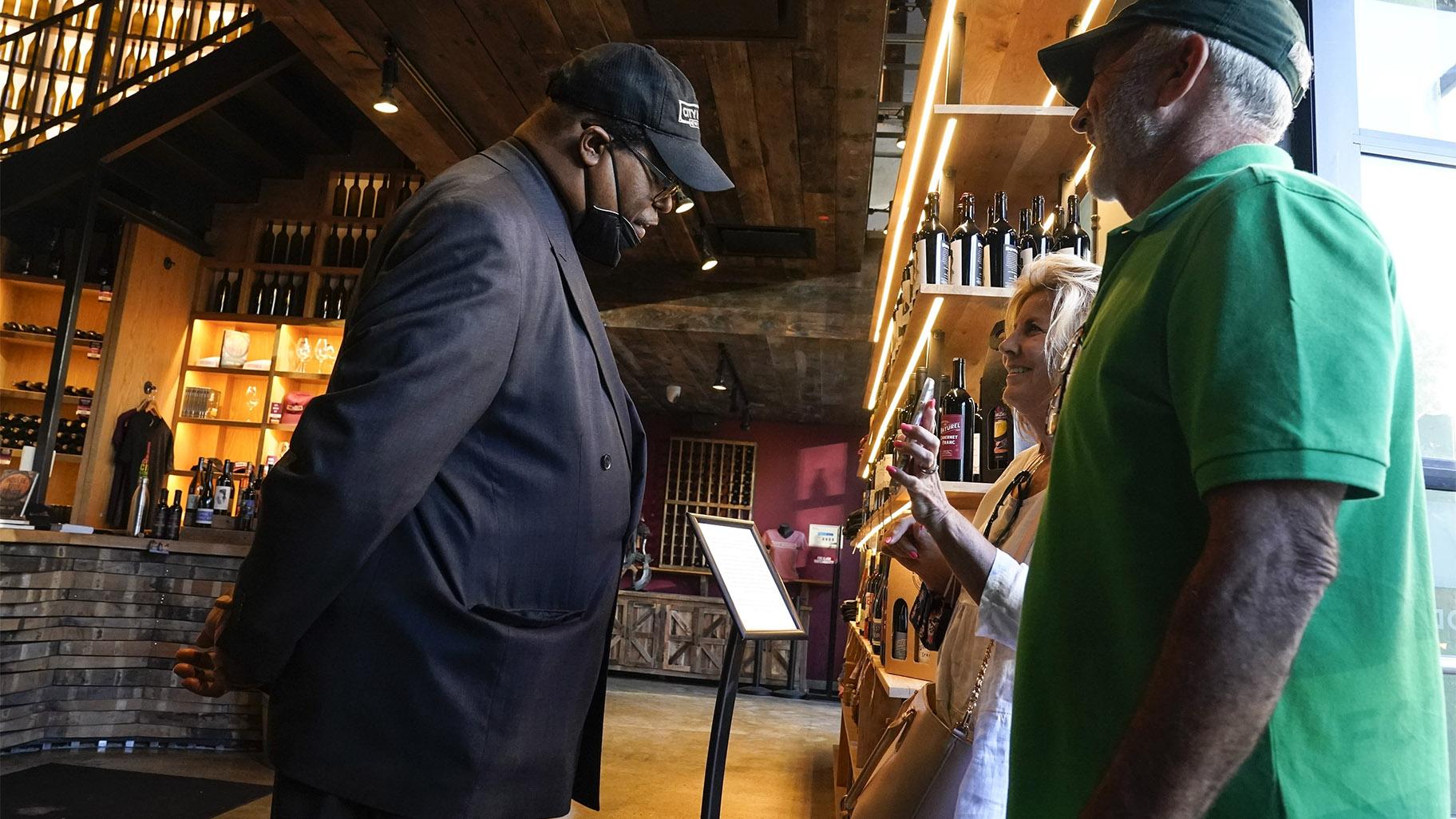 Security personnel ask customers for proof of vaccination as they enter City Winery, Thursday, June 24, 2021, in New York. (AP Photo / Frank Franklin II, File)