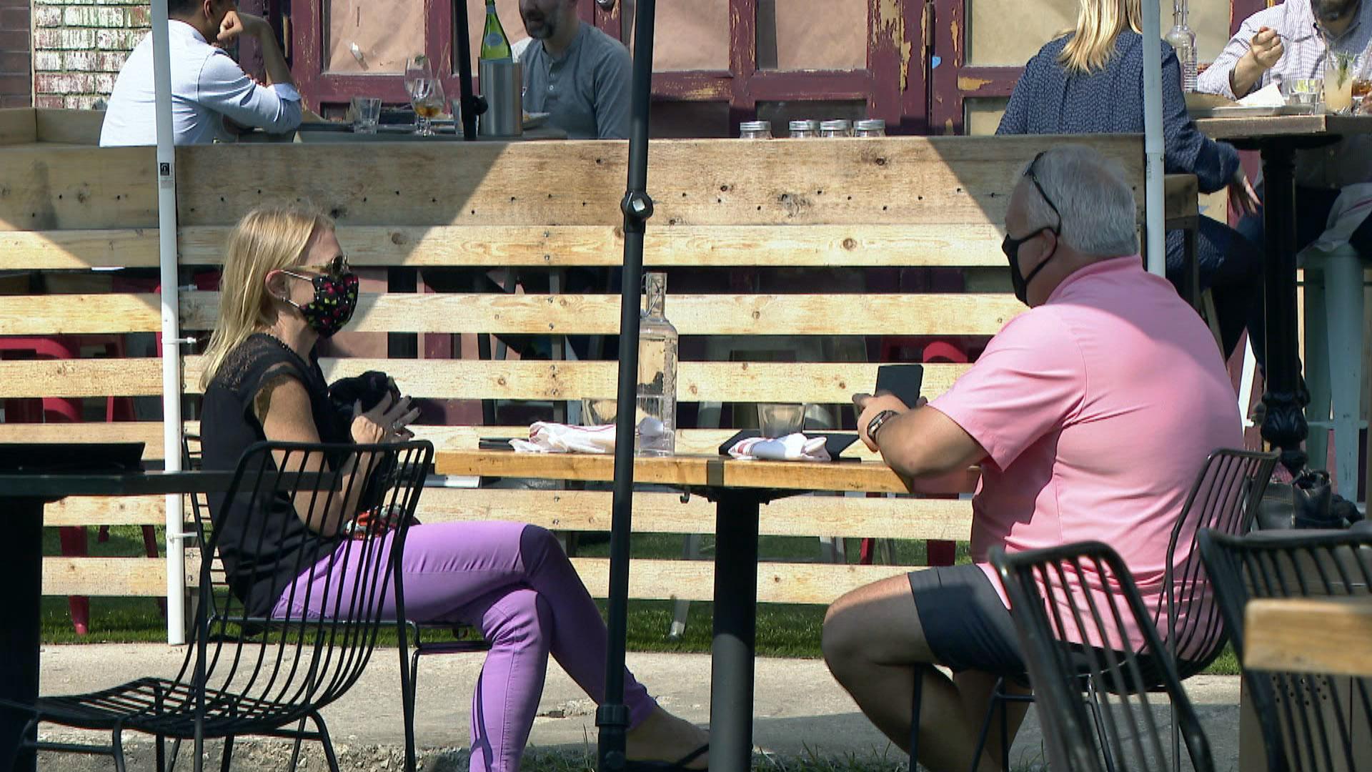 Diners wear face masks as they sit outside a restaurant in Chicago. (WTTW News)