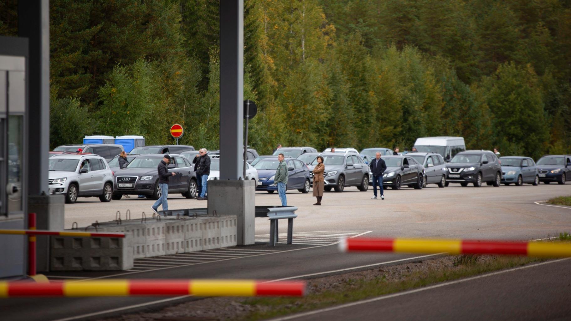 Cars queue to cross the border from Russia to Finland at the Vaalimaa border check point in Virolahti, Finland, Friday Sept. 23, 2022. (Sasu Makinen / Lehtikuva via AP)