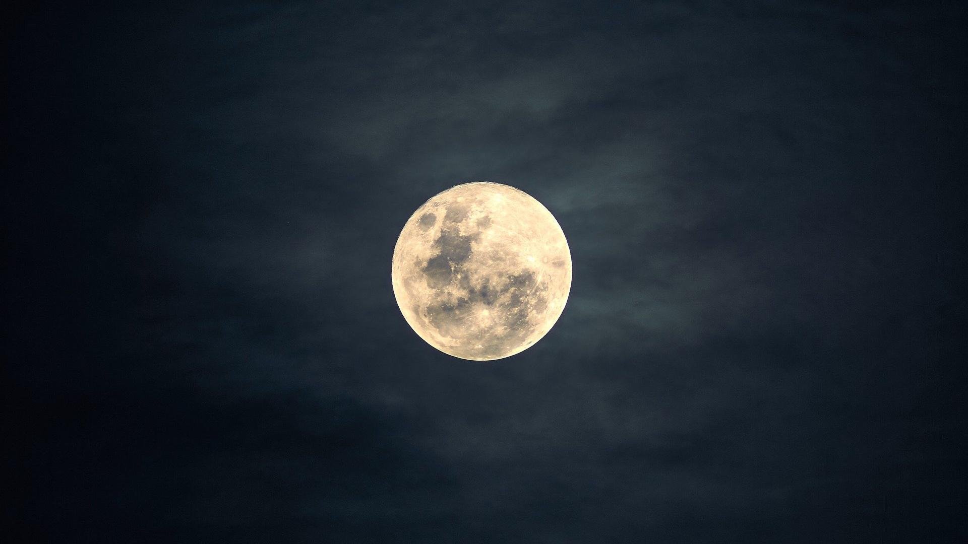 A full moon.  (Lim Yaw Keong / Pixabay)