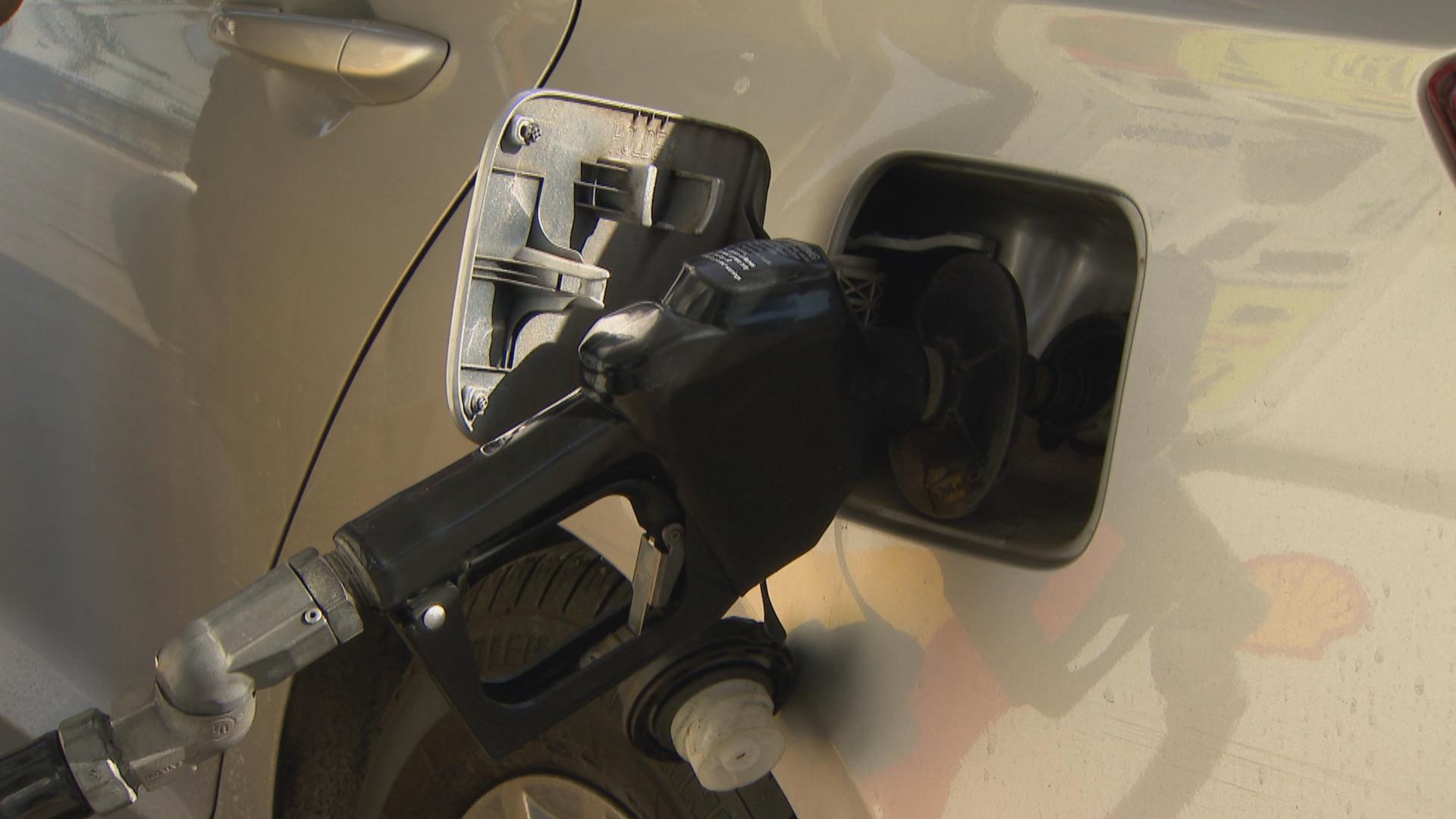 Willie Wilson's third gas giveaway brings free fuel to Chicago