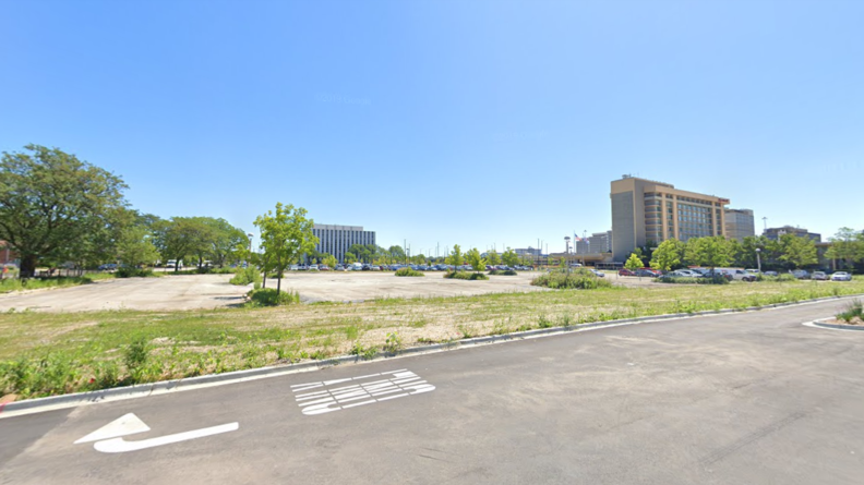The vacant land near Higgins Road and Cumberland Avenue that GlenStar wants to transform into a 297-apartment complex. (Credit: Google Maps)