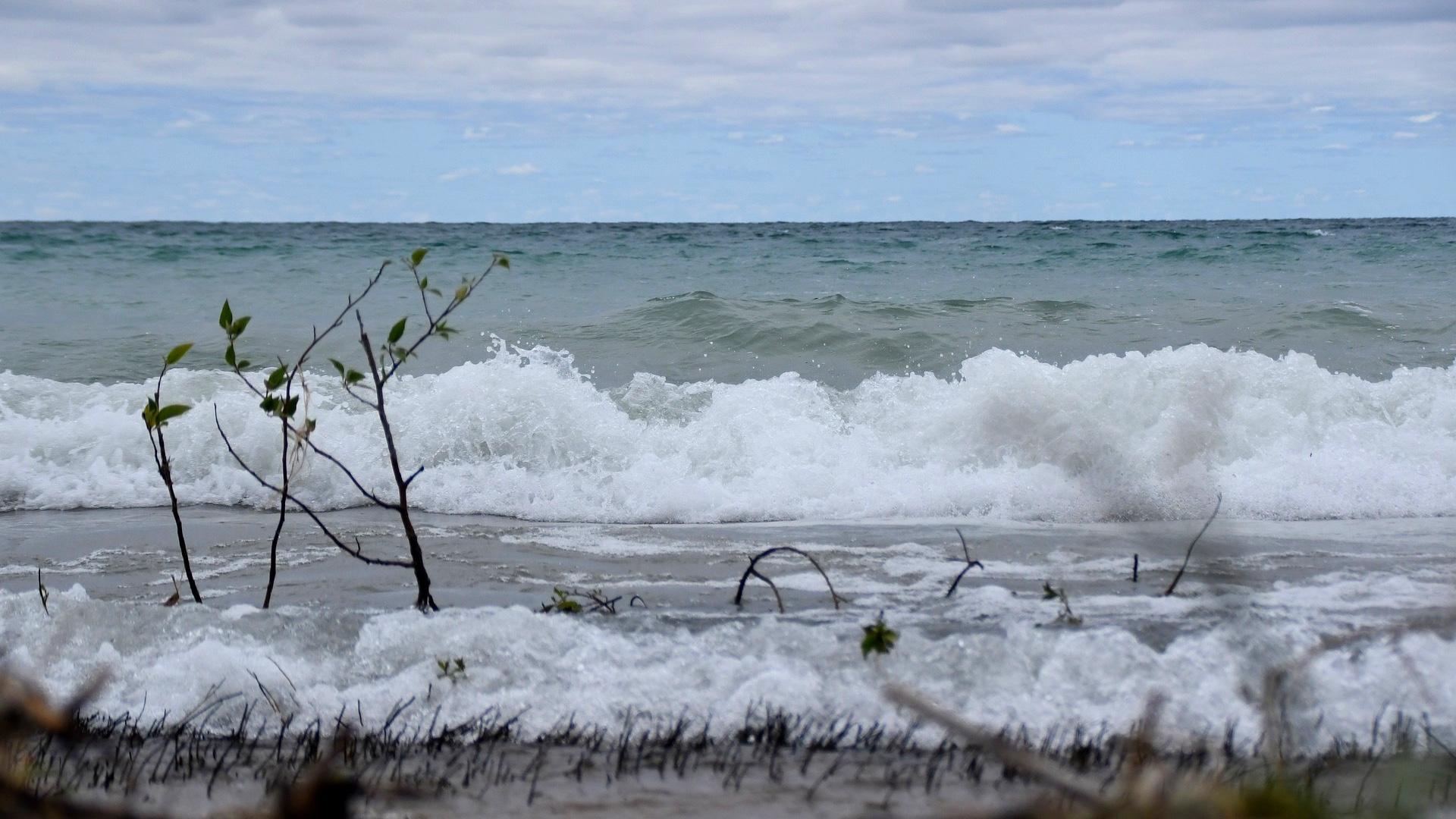 High Waves Warning: Flooding and Dangerous Conditions Along the Lakefront - WTTW News