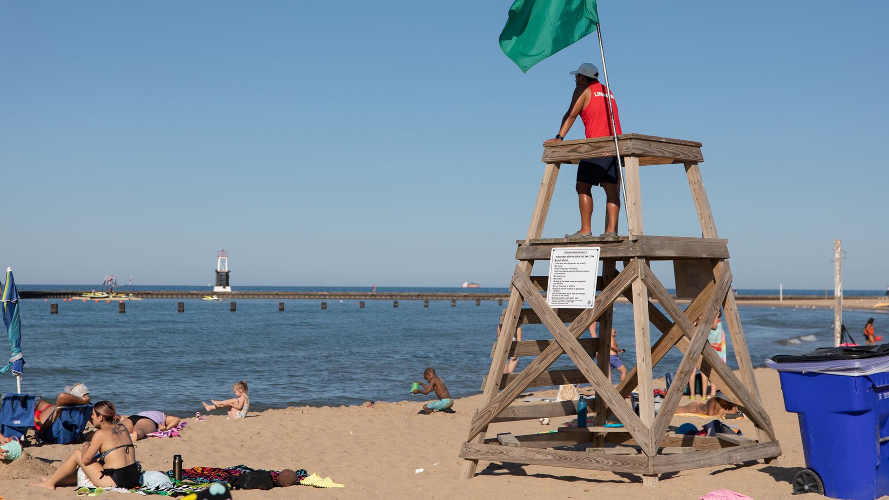 A green flag posted at a Chicago beach means swimming is permitted. (Michael Izquierdo / WTTW News) A green flag posted at a Chicago beach means swimming is permitted. (Michael Izquierdo / WTTW News)
