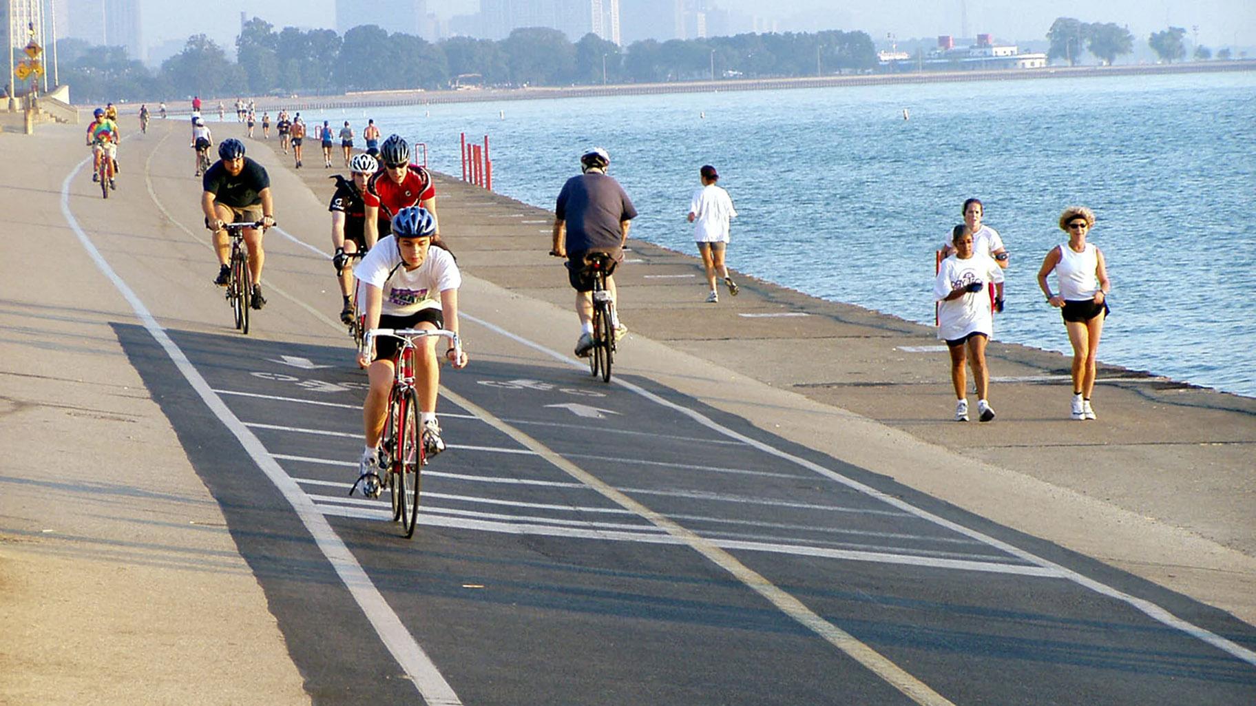 https://news.wttw.com/sites/default/files/styles/full/public/field/image/Lakefront_Trail_Credit_CityofChicago.jpg?itok=hTkg385C