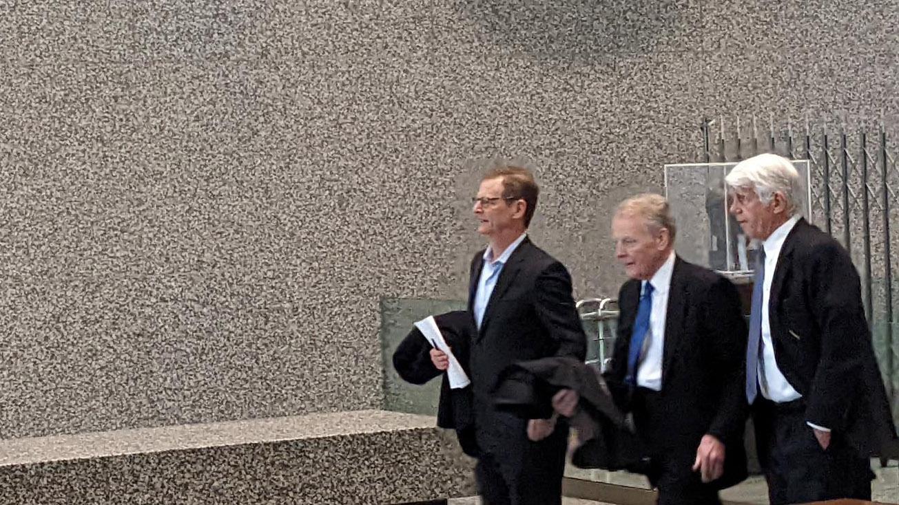 Former Illinois House Speaker Michael Madigan, center, makes his way into court on Jan. 3, 2023. (Matt Masterson / WTTW News)