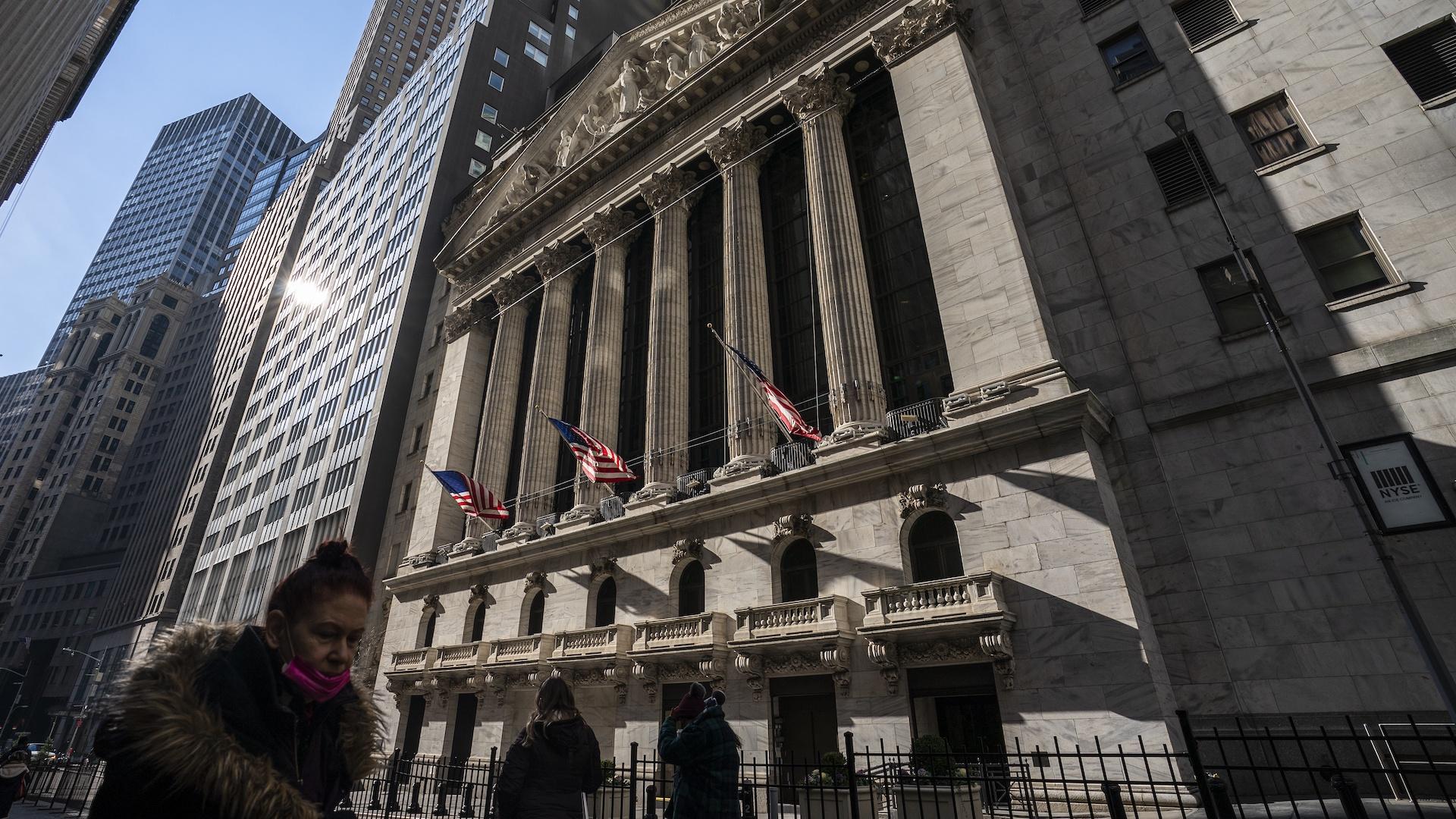 Des piétons passent devant la Bourse de New York, le 24 janvier 2022, à New York.  Les actions ont pris un départ faible à Wall Street le lundi 31 janvier 2022, gardant l'indice S&P 500 sur la bonne voie pour terminer janvier avec sa pire perte mensuelle depuis mars 2020, lorsque les fermetures pandémiques ont commencé à saisir l'économie.  (AP Photo/John Minchillo, fichier)