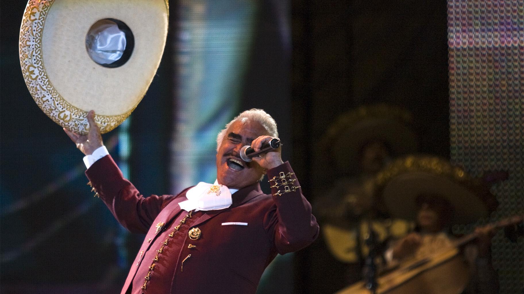 Vicente Fernandez se produit lors d'un concert gratuit pendant la Saint-Valentin à Mexico le 14 février 2009, photo d'archives, chanteur.  Le mardi 8 octobre 2016. Le chanteur mexicain est décédé dimanche à l'âge de 81 ans à Guadalajara, au Mexique, a annoncé sa famille dans un communiqué.  (AP Photo / Claudio Cruz, Dossier)