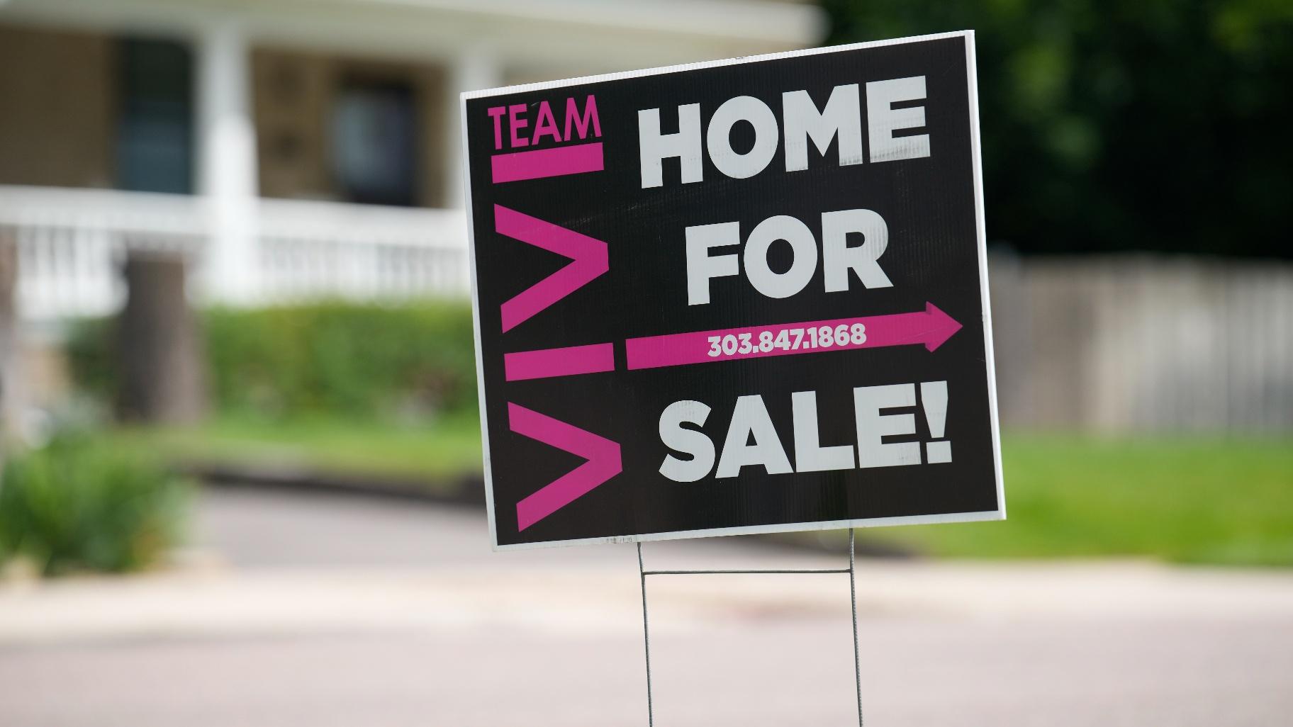 A for sale sign stands outside a single-family residence on Sunday, June 18, 2023, in Denver. On Thursday, Freddie Mac reports on this week's average U.S. mortgage rates. (AP Photo / David Zalubowski)
