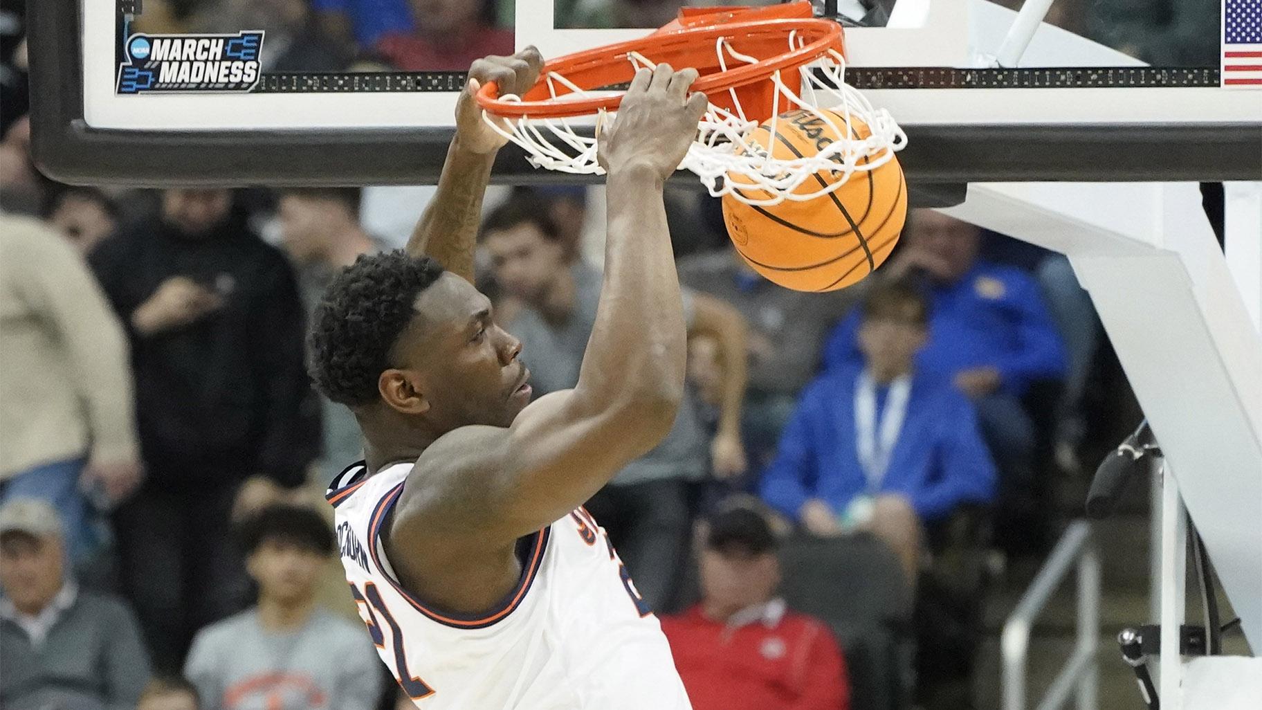 Illinois’ Kofi Cockburn dunks against Chattanooga during the first half of a college basketball game in the first round of the NCAA tournament, Friday, March 18, 2022, in Pittsburgh. (AP Photo / Keith Srakocic)