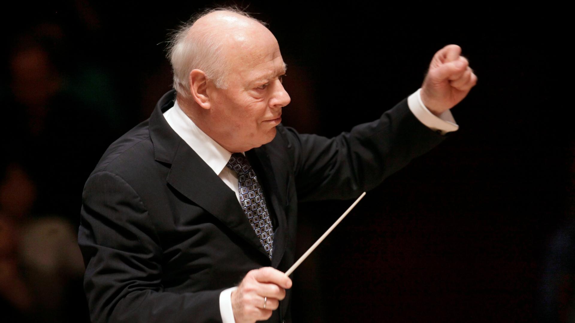 In this Friday, Nov. 20, 2009 file photo, Principal Conductor of the Chicago Symphony Orchestra Bernard Haitink conducts the Boston Symphony Orchestra in the Brahms Symphony No. One in Boston. (AP Photo / Steven Senne, File)