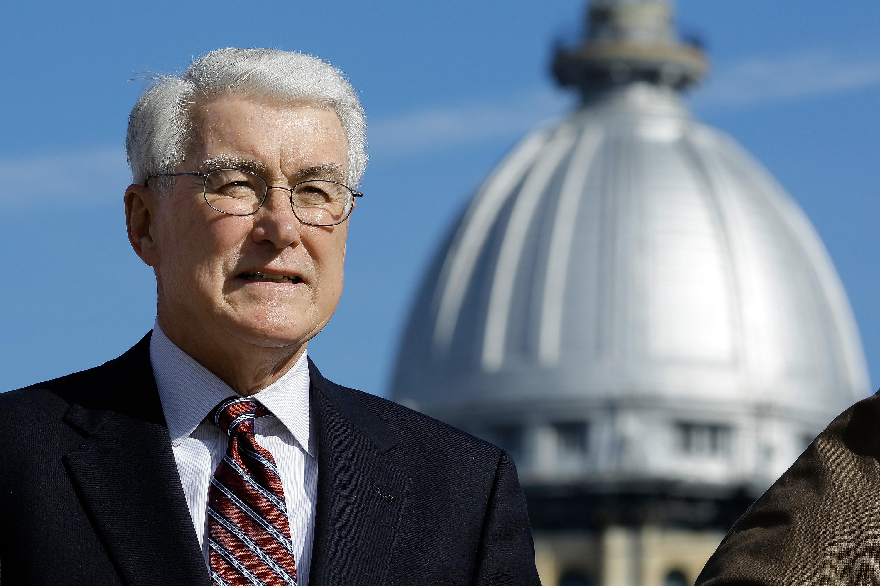 Former Illinois Gov. Jim Edgar speaks during a campaign rally outside the state Capitol on Nov. 3, 2014, in Springfield, Ill. (AP Photo / Seth Perlman, File)
