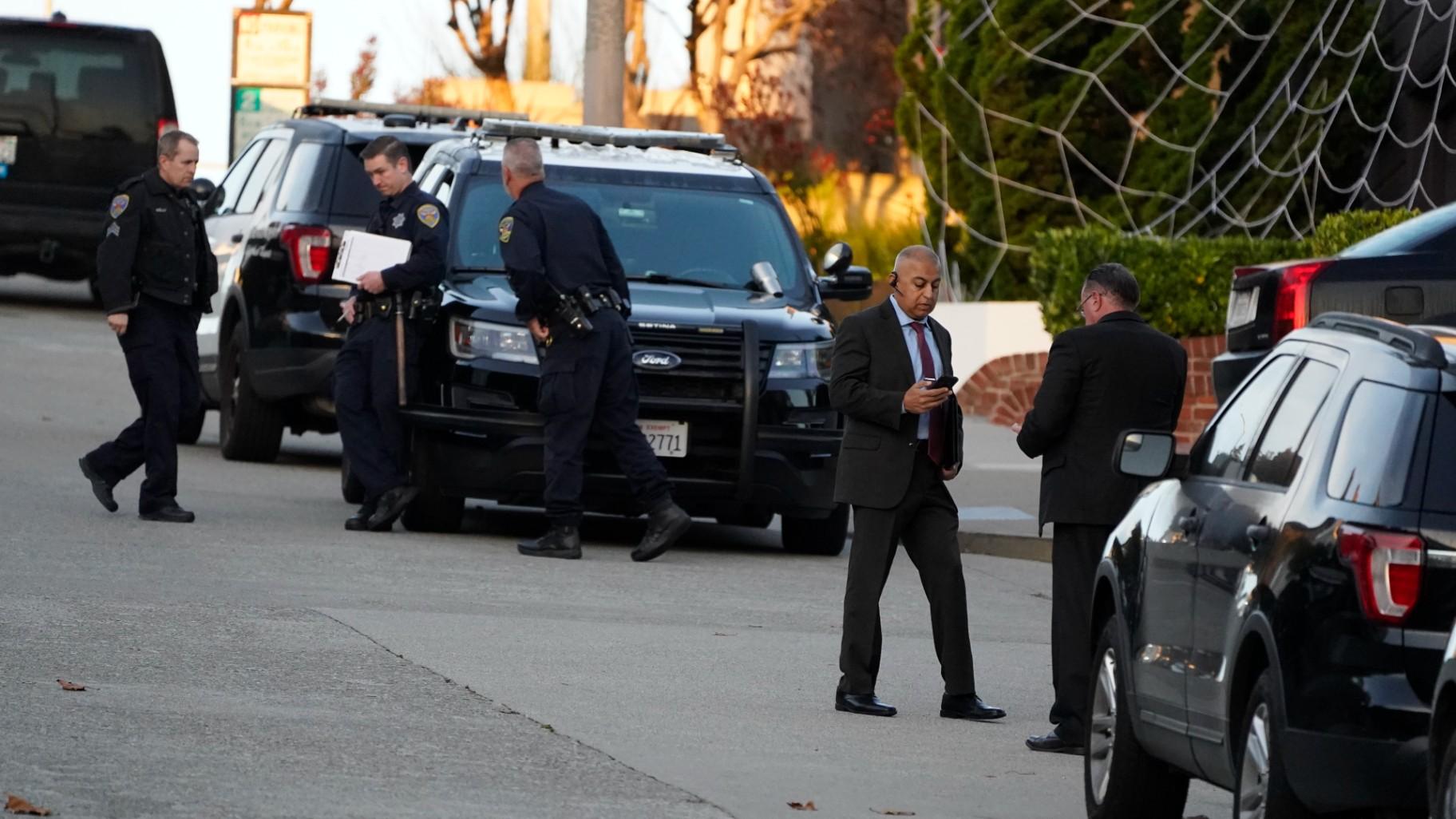 Police investigators work outside the home of Paul Pelosi, the husband of House Speaker Nancy Pelosi, in San Francisco, Friday, Oct. 28, 2022. (AP Photo / Eric Risberg)