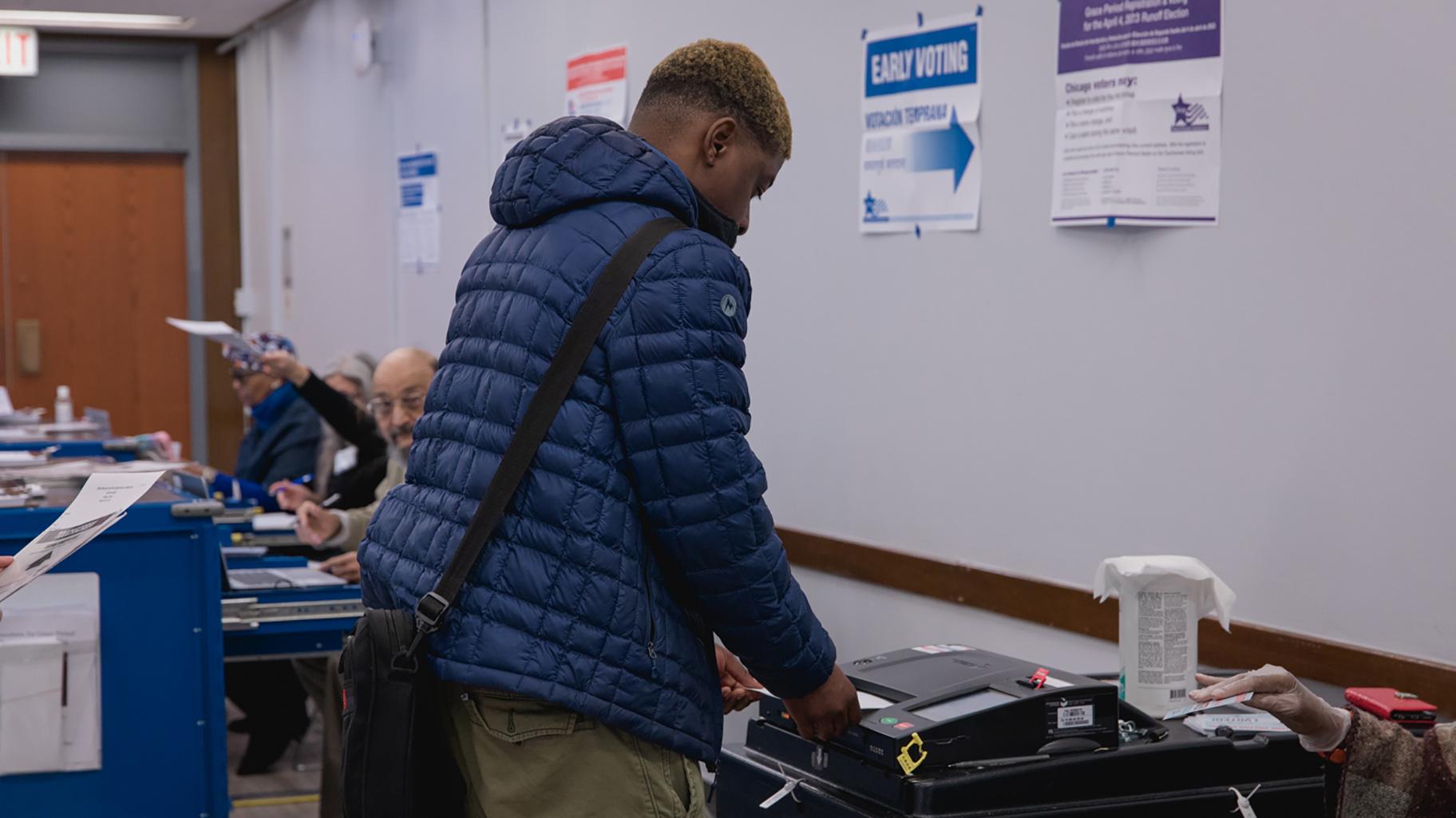 A student at the University of Illinois-Chicago casts their ballot for the April 4 Chicago runoff election at the UIC Student Center polling location. (Michael Izquierdo / WTTW News)