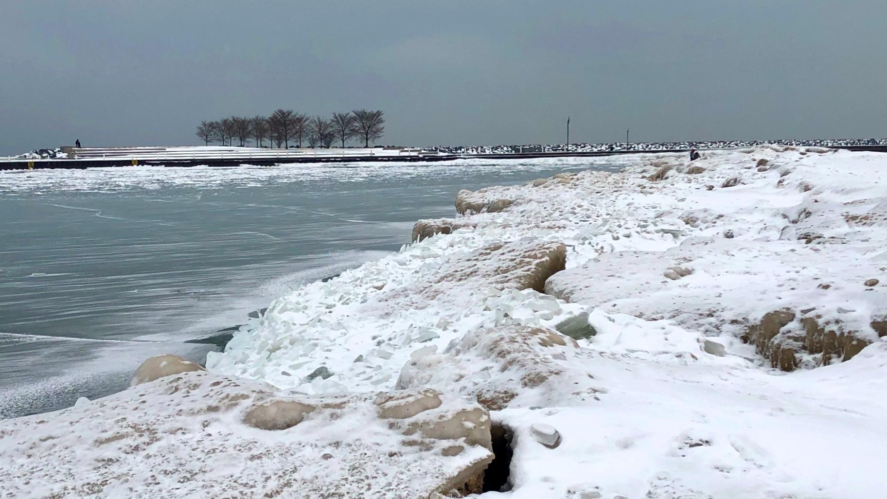 Shelf Ice at 31st Street Beach. (Patty Wetli / WTTW News)