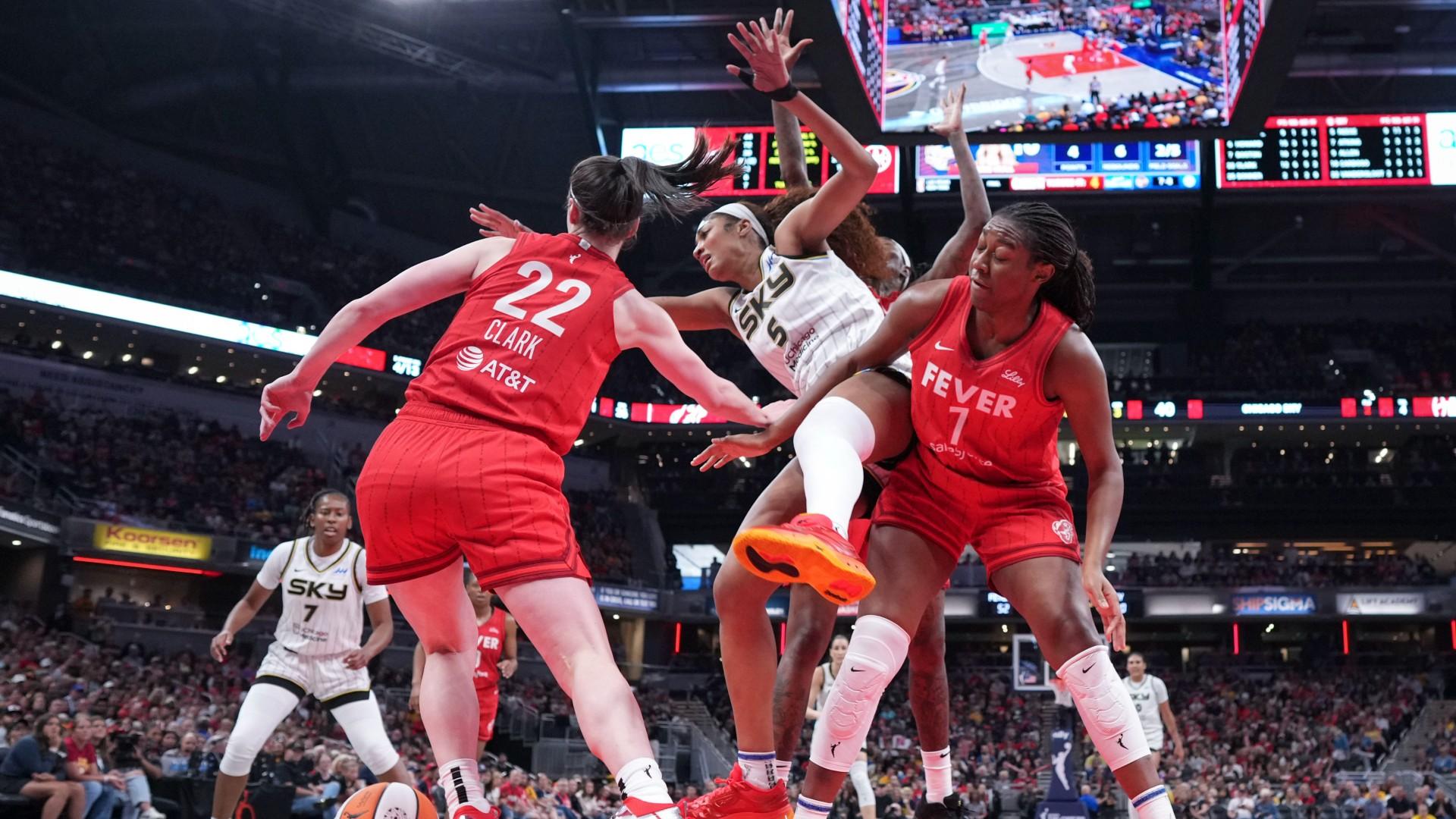 Indiana Fever guard Caitlin Clark, left, battles for the ball with Chicago Sky forward Angel Reese, center, during the second half an WNBA basketball game in Indianapolis, Saturday, May 17, 2025. (AP Photo / AJ Mast) Indiana Fever guard Caitlin Clark, left, battles for the ball with Chicago Sky forward Angel Reese, center, during the second half an WNBA basketball game in Indianapolis, Saturday, May 17, 2025. (AP Photo / AJ Mast)
