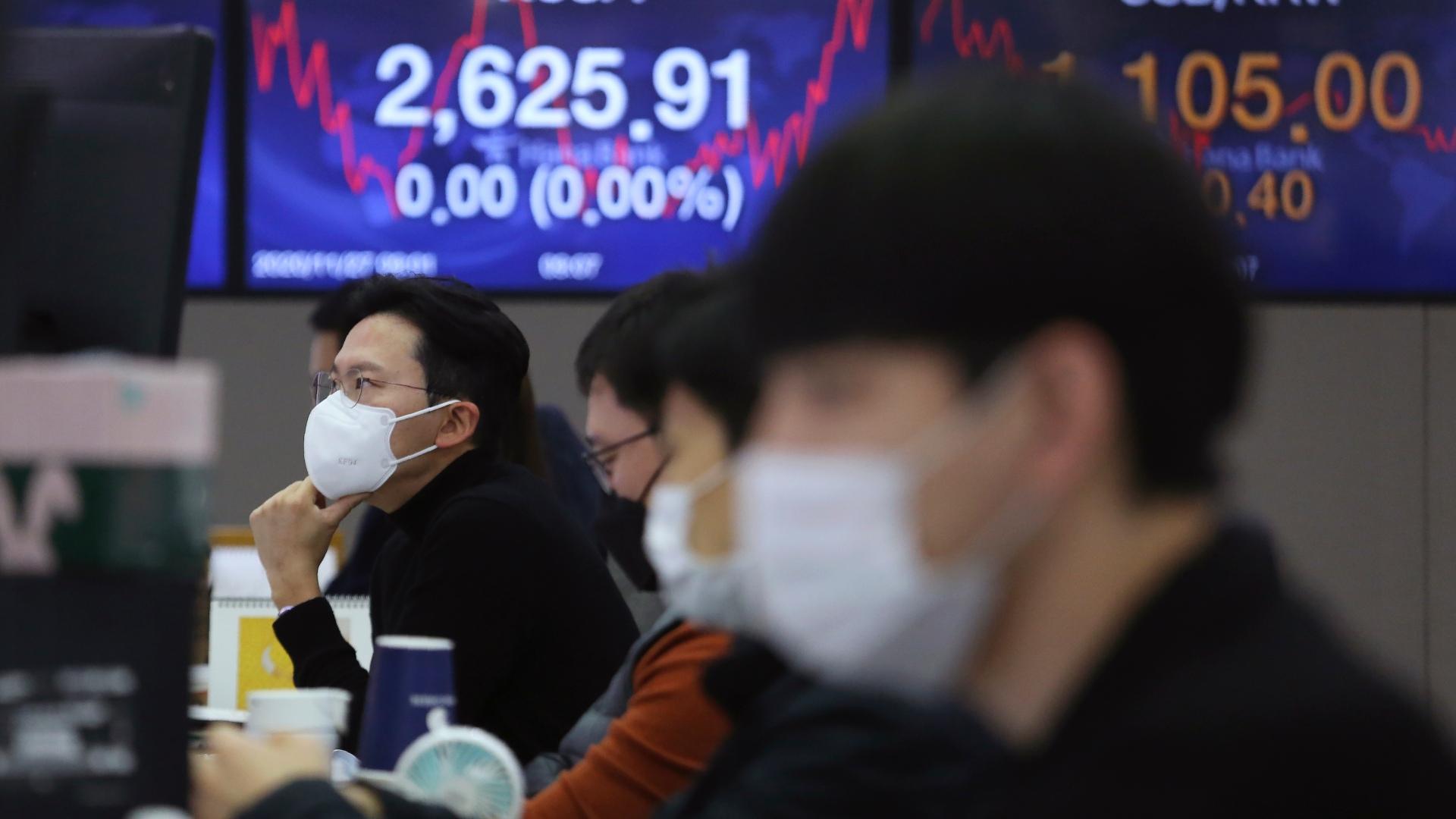 A currency trader watches monitors at the foreign exchange dealing room of the KEB Hana Bank headquarters in Seoul, South Korea, Friday, Nov. 27, 2020. (AP Photo / Ahn Young-joon)