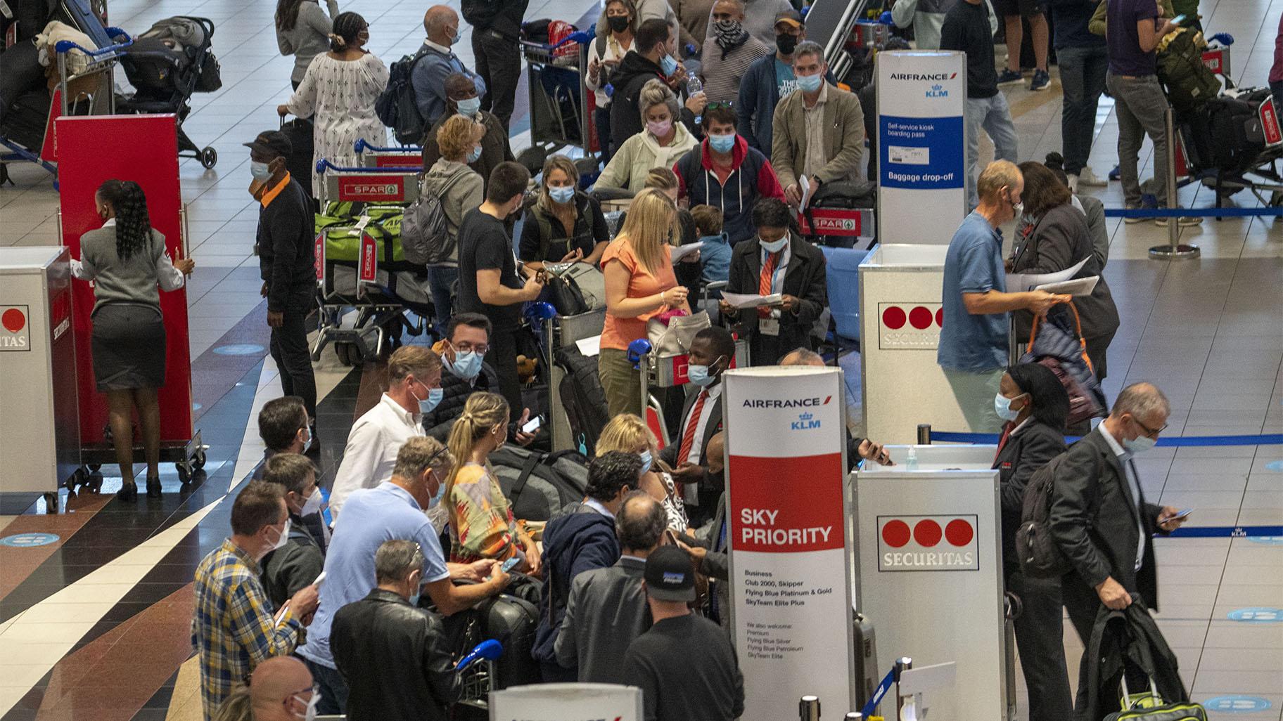  People queue to get on the Air France flight to Paris at OR Tambo's airport in Johannesburg, South Africa, Nov. 26, 2021. (AP Photo / Jerome Delay, File)