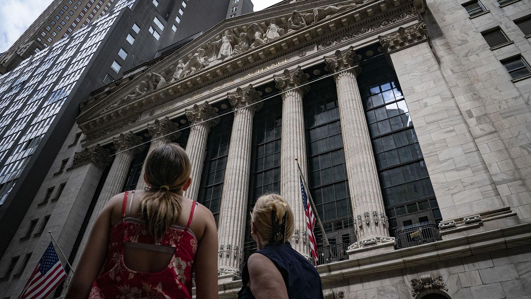 Pedestrians pass the New York Stock Exchange on July 14, 2022, in New York. (AP Photo / John Minchillo, File)