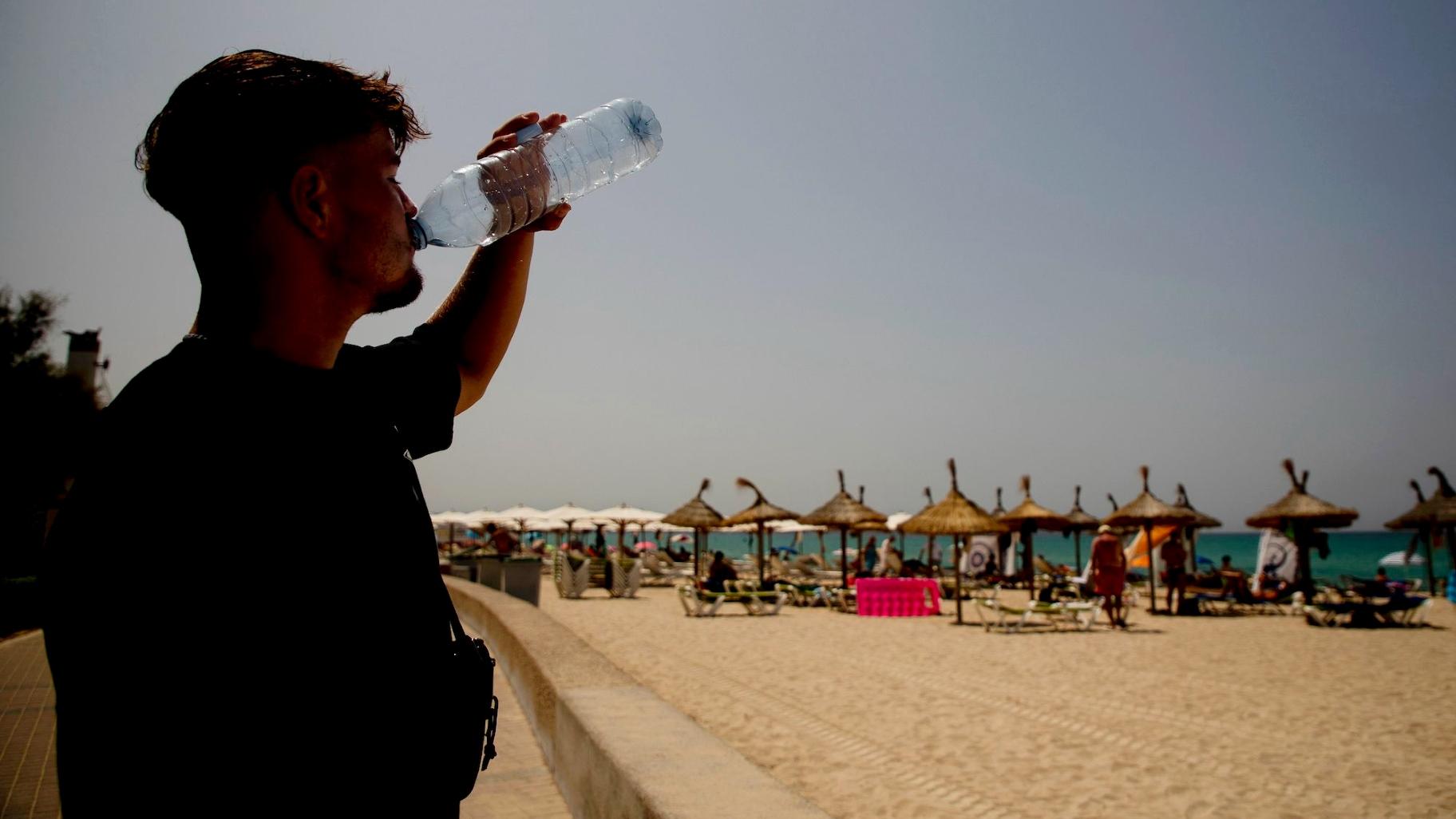 Using a glass or stainless steel container is a safer way to consume water, experts say. (Clara Margais / dpa / picture alliance / Getty Images)