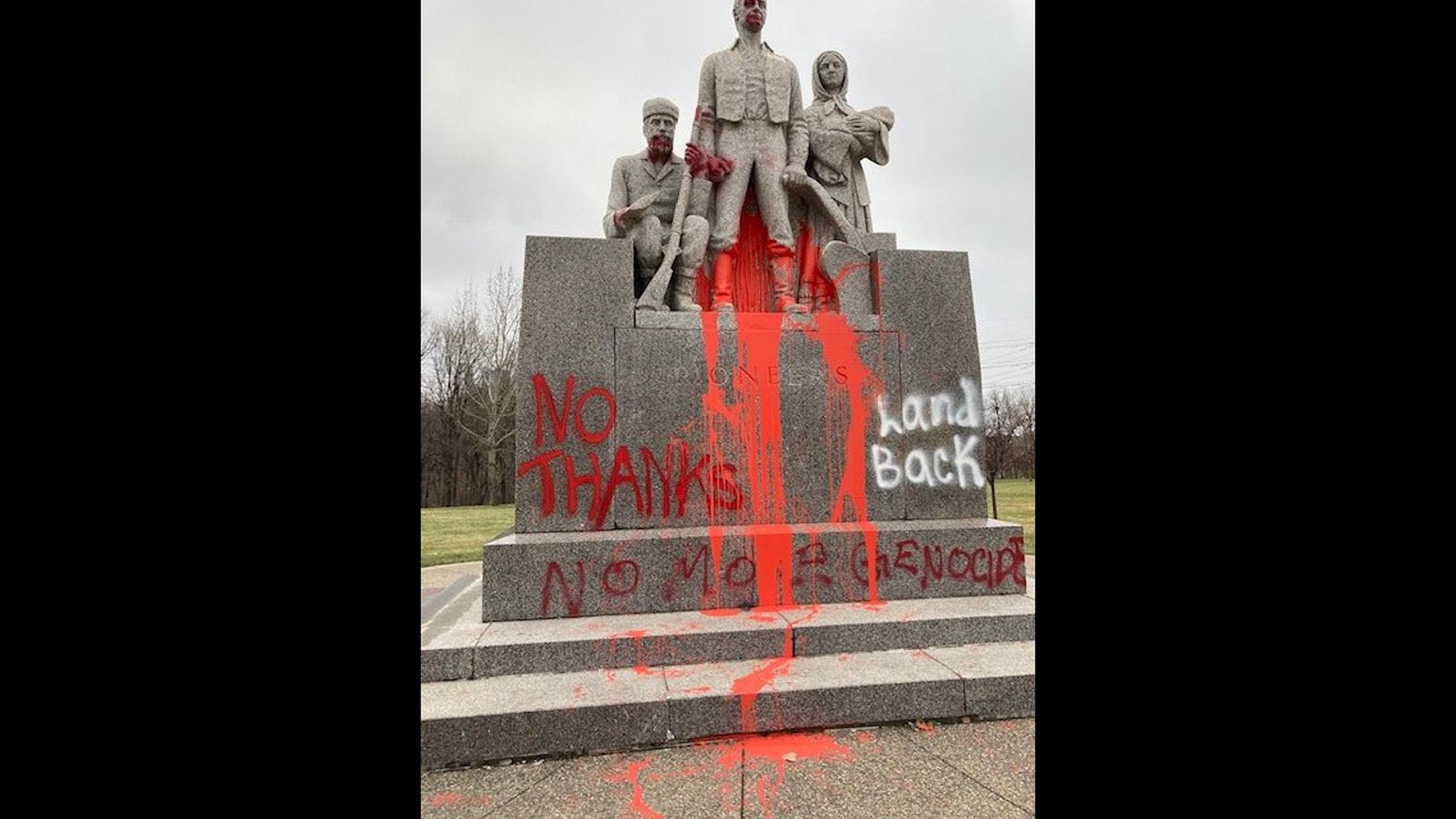 Thanksgiving Vandalism Land Back Sprayed On Us Statues Chicago News Wttw