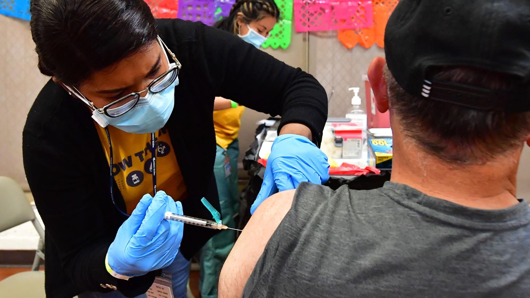 Pfizer et Moderna travaillent tous deux sur des vaccins de rappel bivalents composés à la fois de l'ancienne formule et d'une nouvelle qui cible les sous-variantes Omicron BA.4 et BA.5 du coronavirus.  (Frédéric J. Brown / AFP / Getty Images)